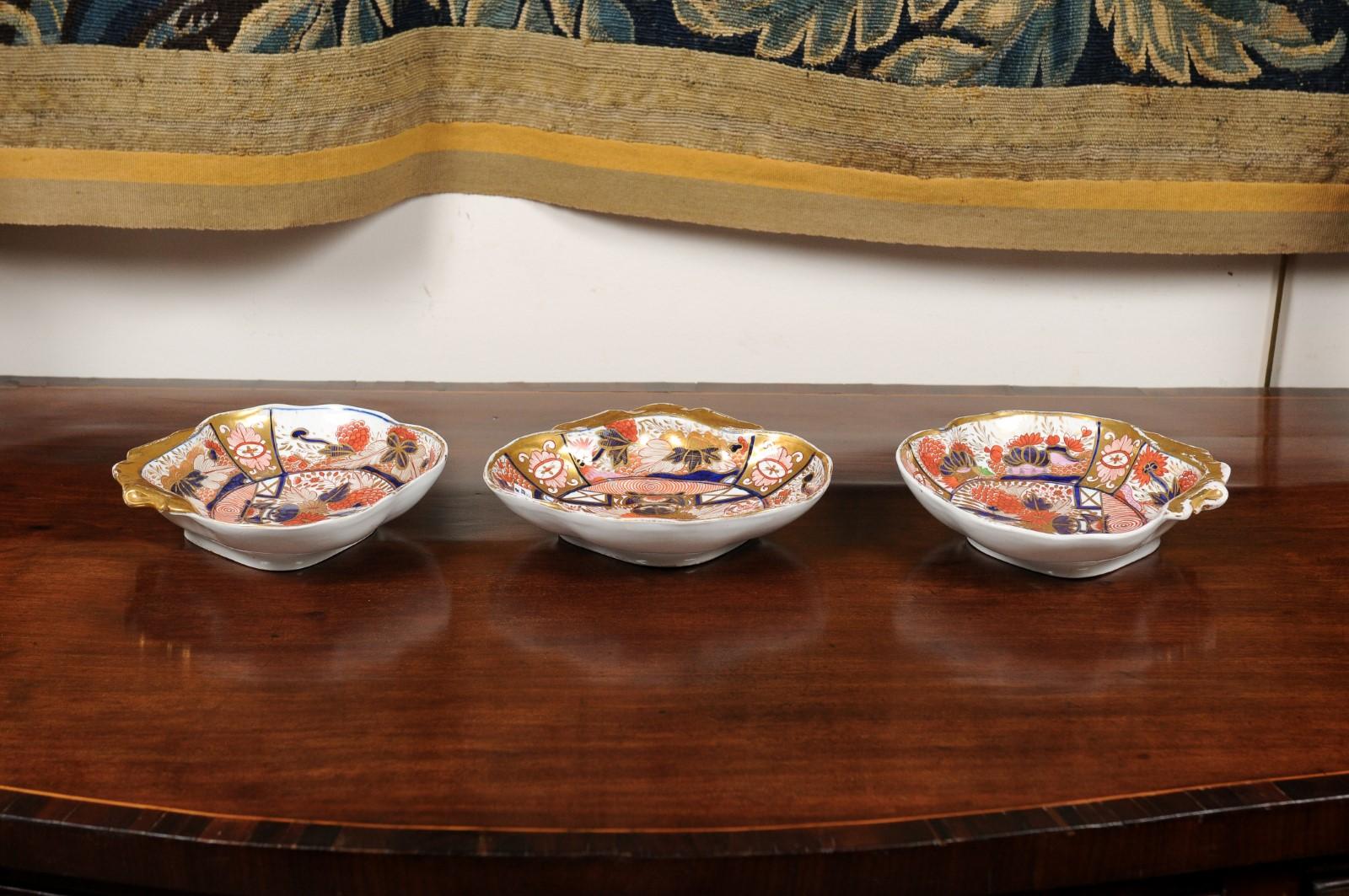 Ensemble de trois (3) assiettes à coquille en porcelaine Coalport Porcelain dans le motif Lord Nelson en vente 3