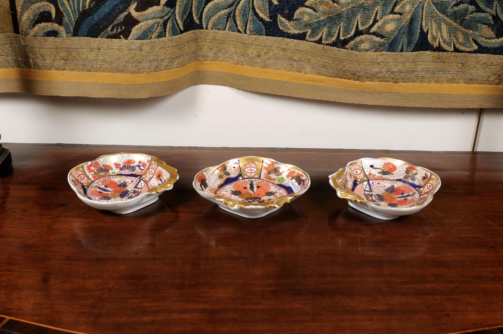 Ensemble de trois (3) assiettes à coquille en porcelaine Coalport Porcelain dans le motif Lord Nelson en vente 5