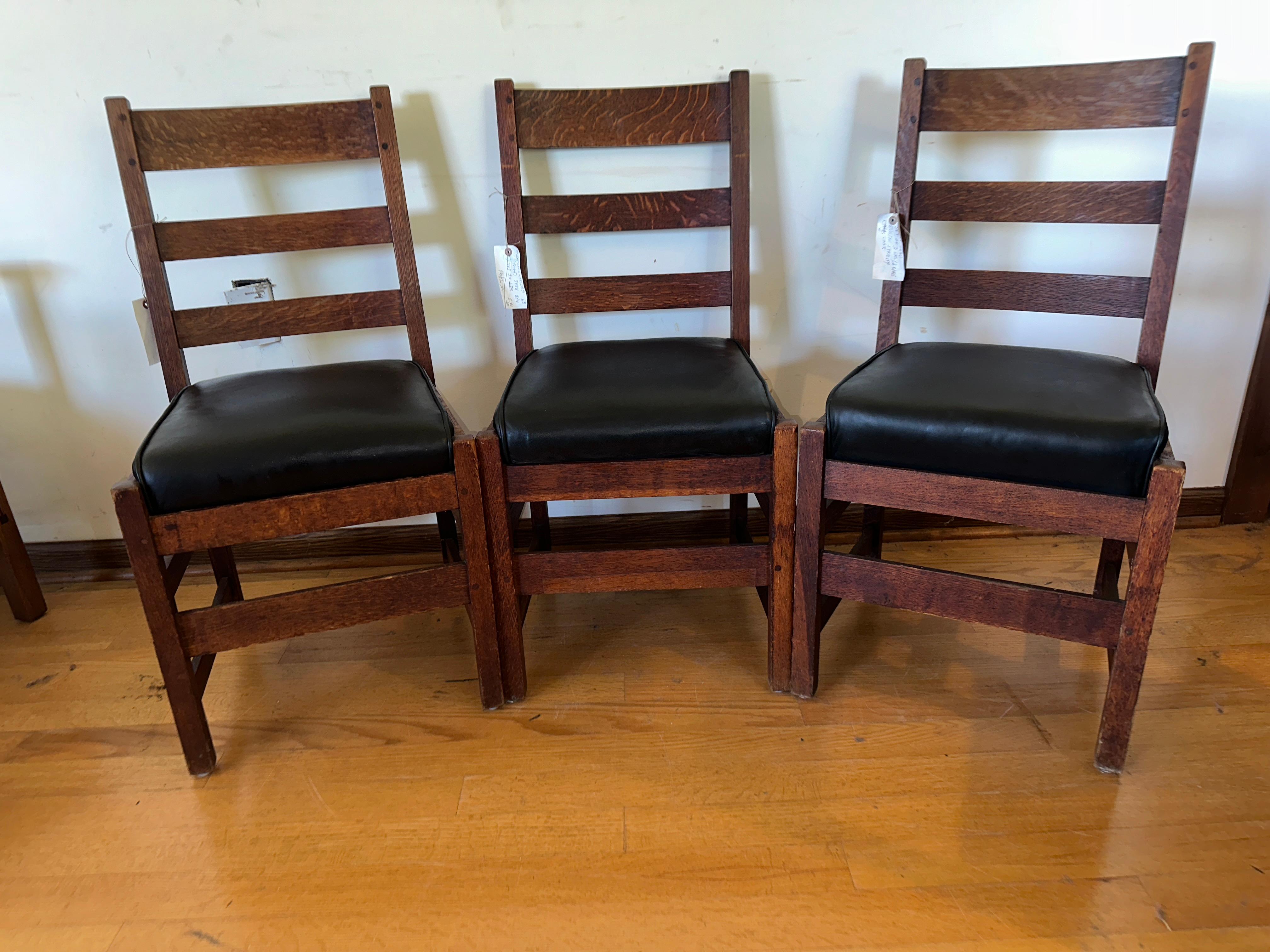 Si tratta di un set di tre (3) rare sedie Gustav Stickley in ottime condizioni! Le sedie hanno la loro finitura originale.  I sedili sono stati restaurati con pelle filata a mano di alta qualità.  I sedili a molle Stickley sono stati regolati per