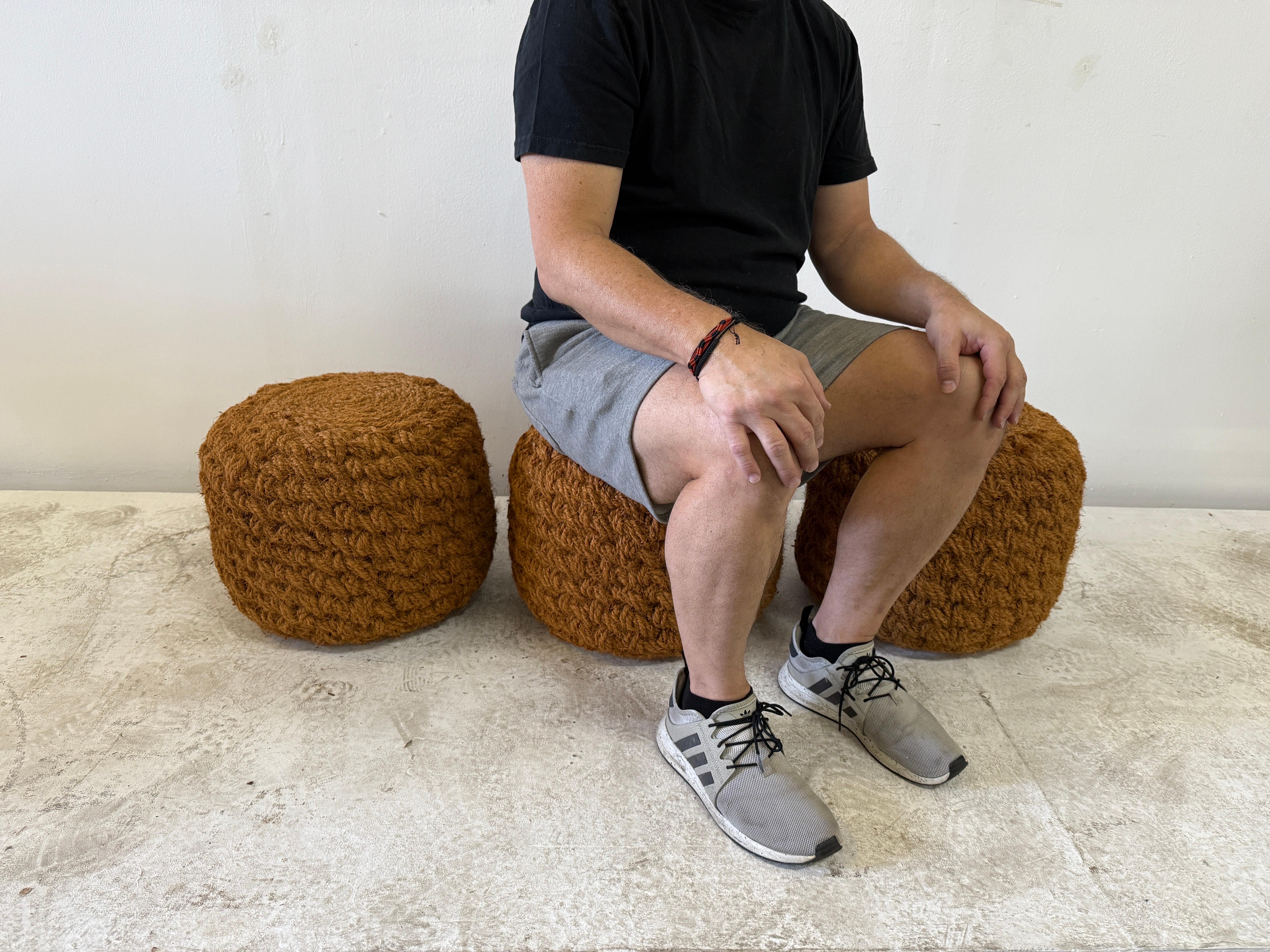 Rustique Ensemble de trois (3) poufs en corde tissés à la main Style d'Audoux Minet en vente