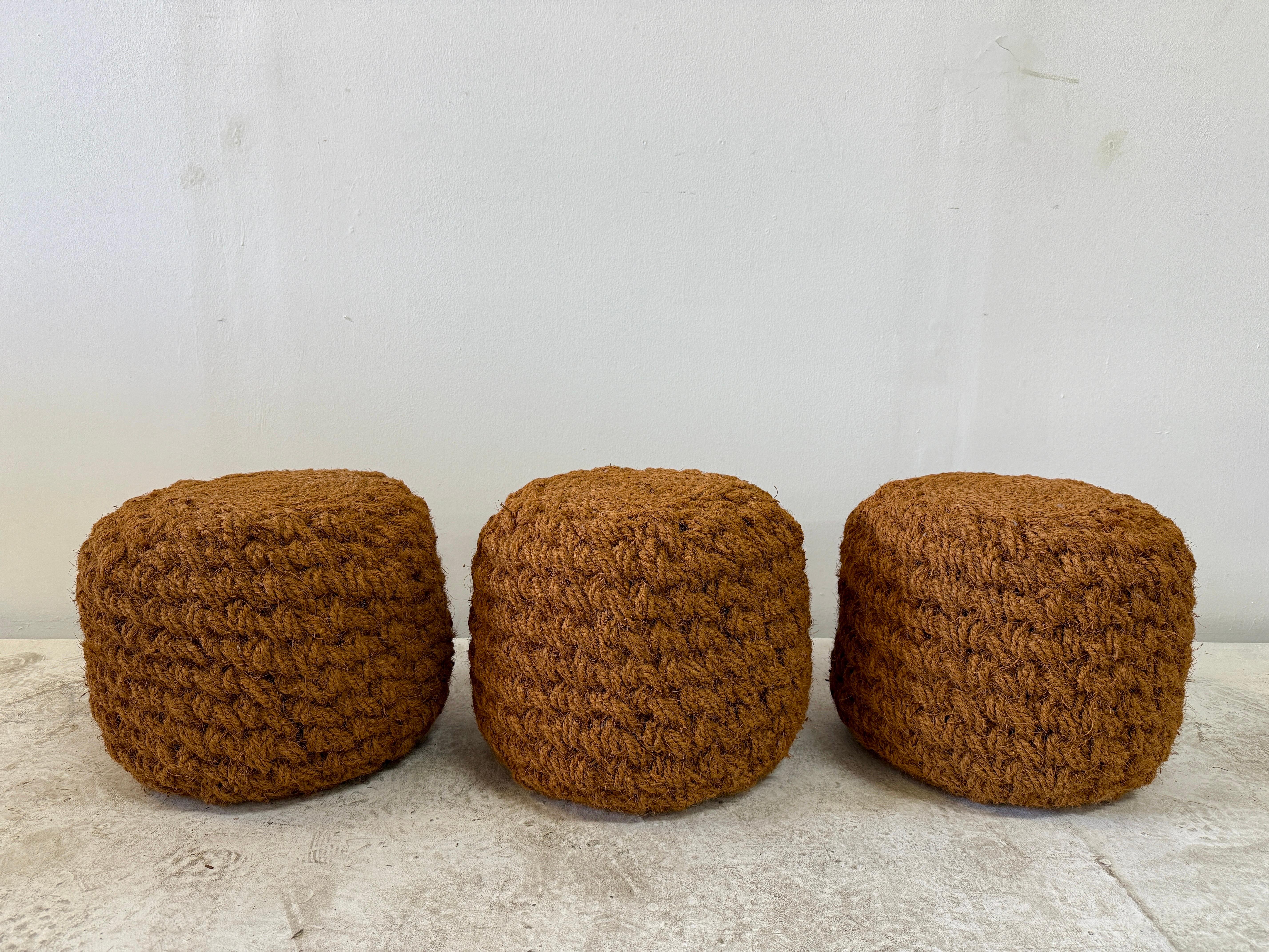 Français Ensemble de trois (3) poufs en corde tissés à la main Style d'Audoux Minet en vente