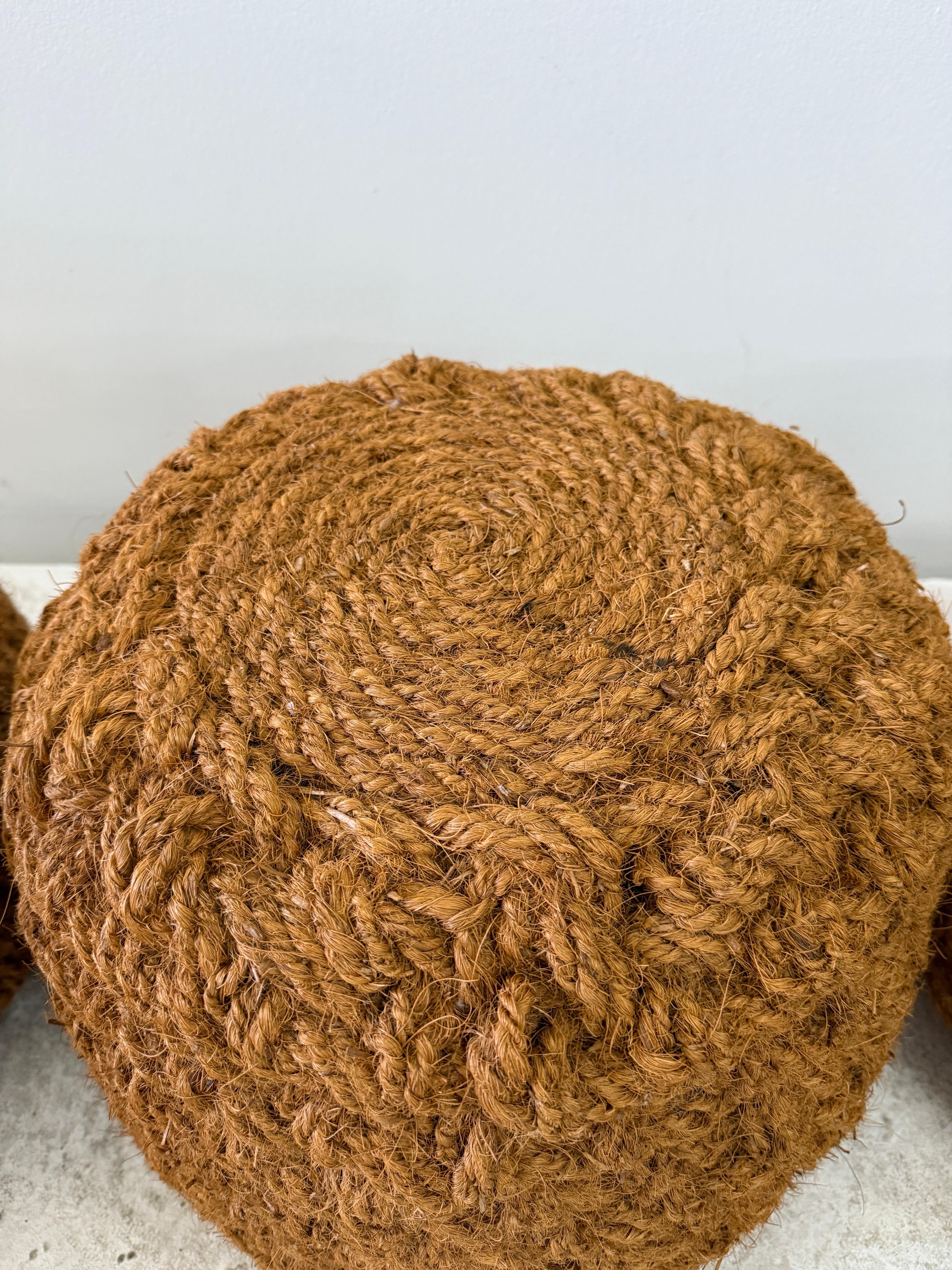 Tissé à la main Ensemble de trois (3) poufs en corde tissés à la main Style d'Audoux Minet en vente