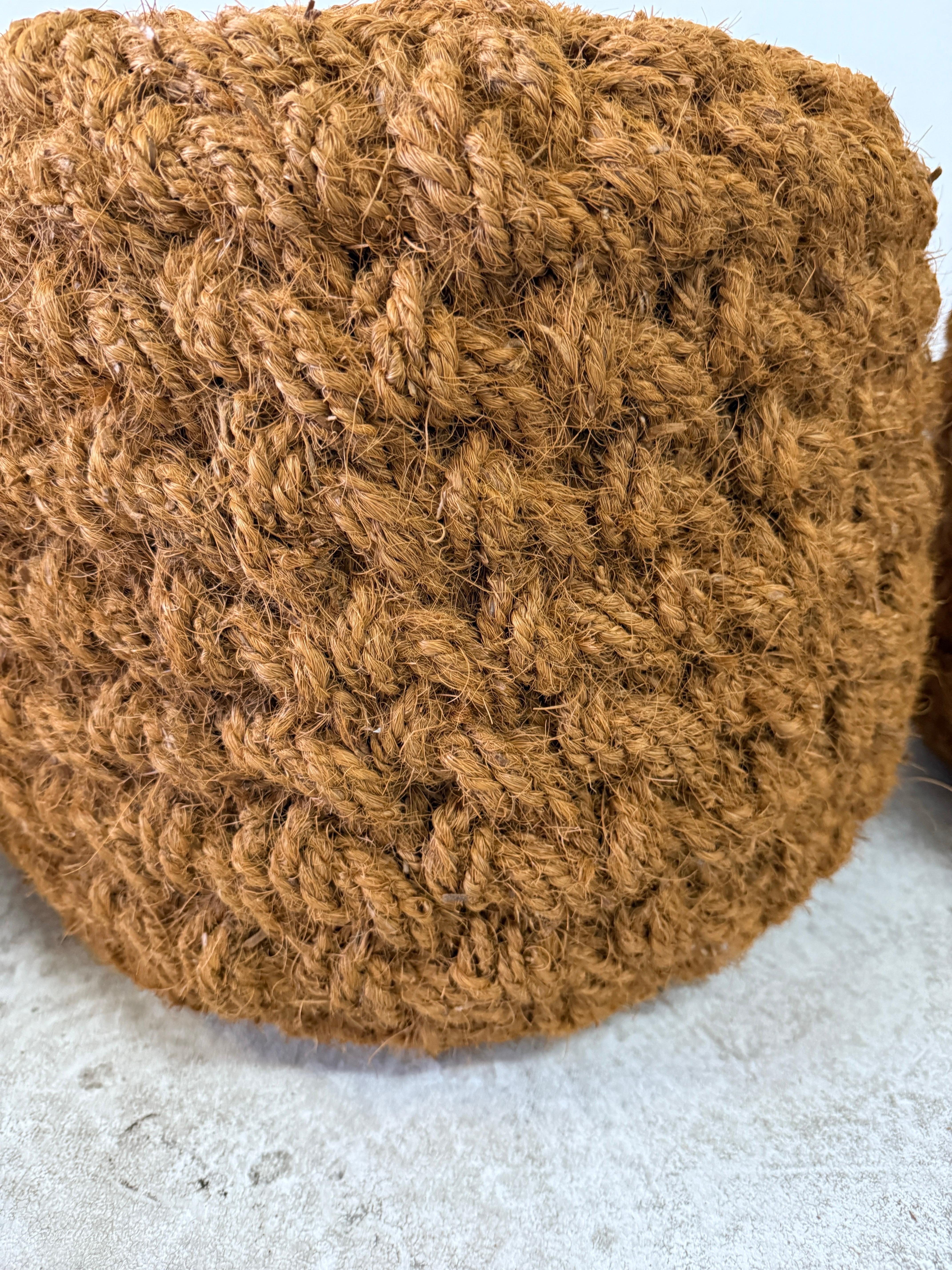 Ensemble de trois (3) poufs en corde tissés à la main Style d'Audoux Minet Bon état - En vente à North Miami, FL