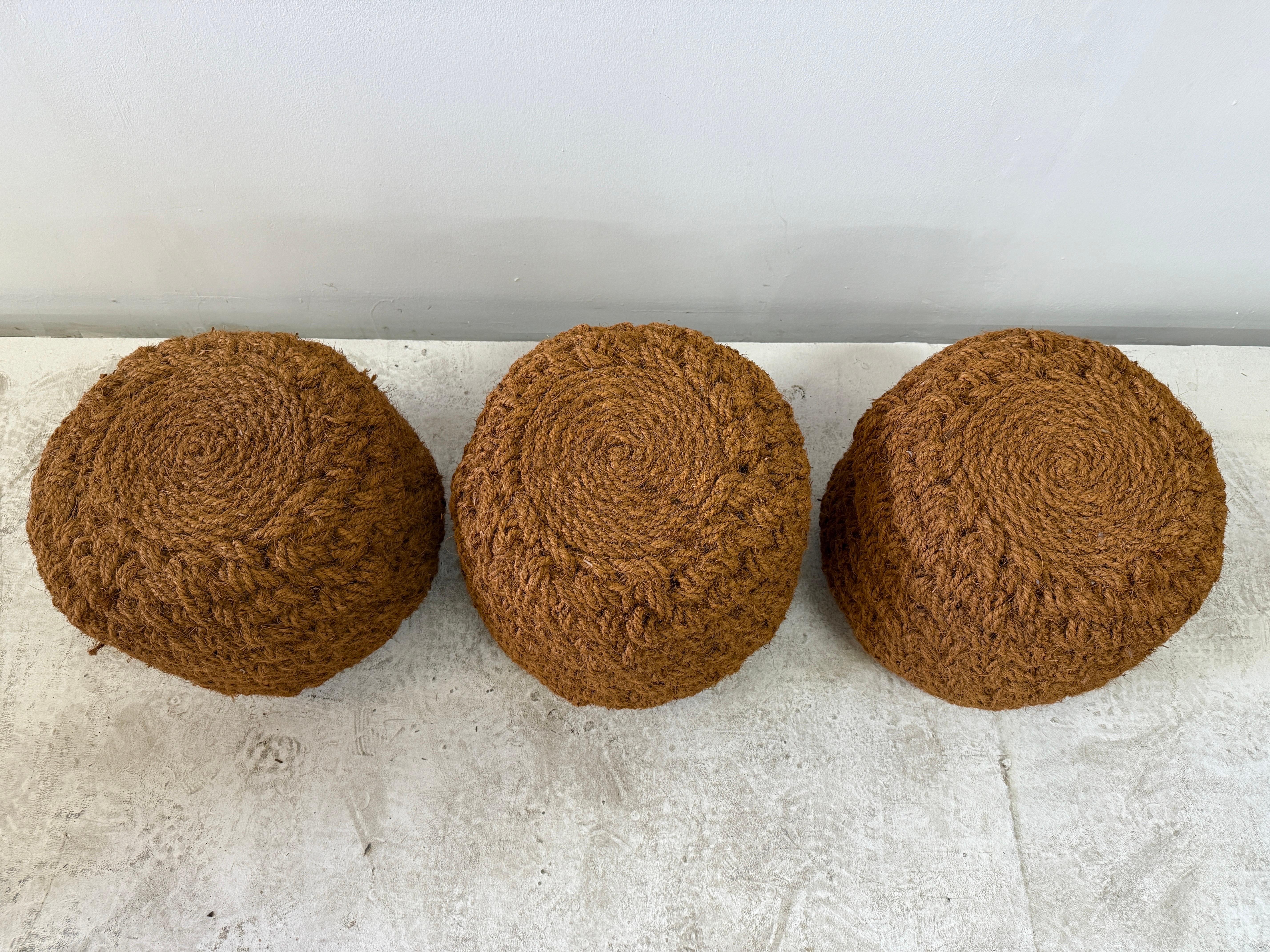 Milieu du XXe siècle Ensemble de trois (3) poufs en corde tissés à la main Style d'Audoux Minet en vente