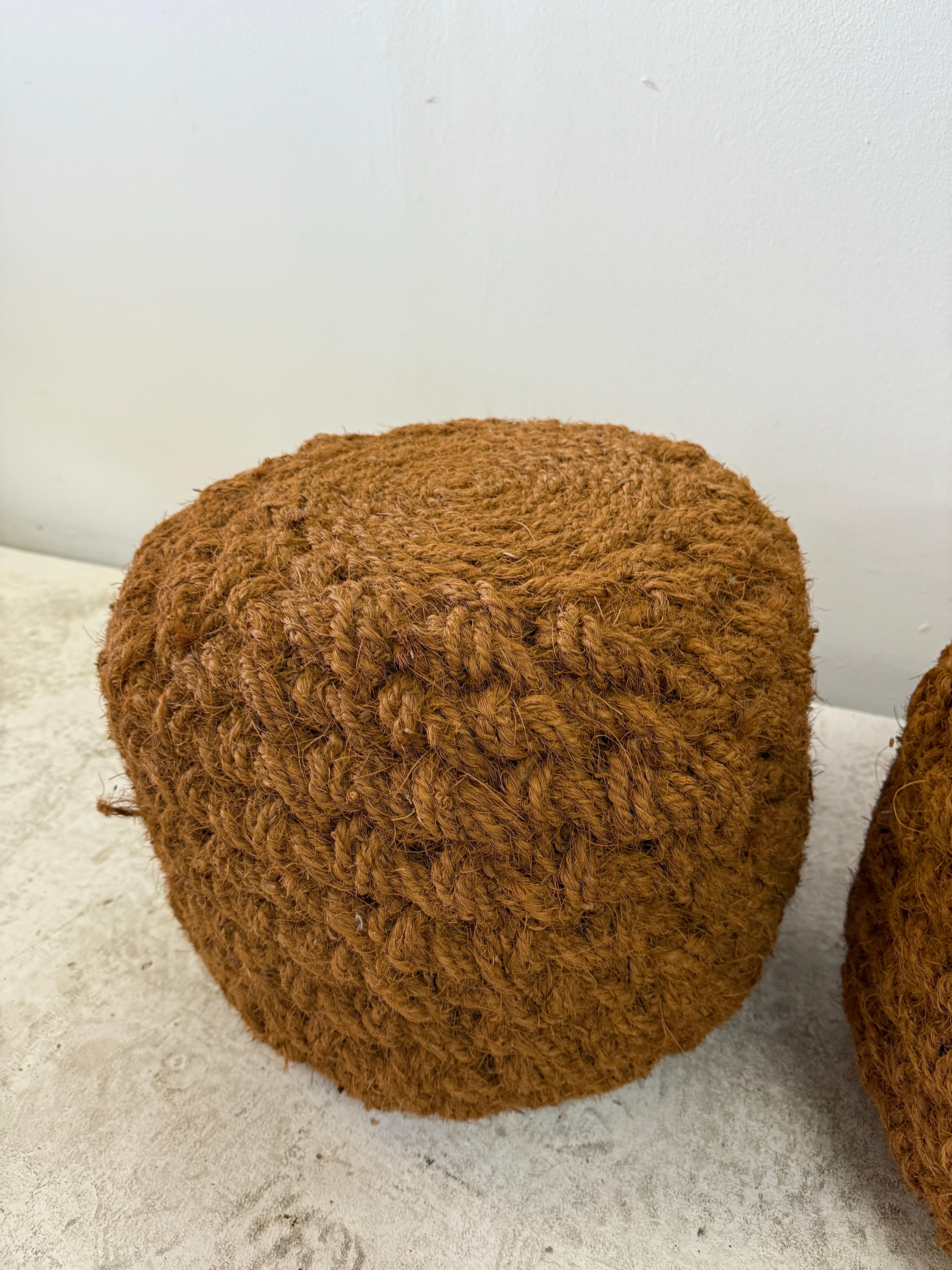 Corde Ensemble de trois (3) poufs en corde tissés à la main Style d'Audoux Minet en vente