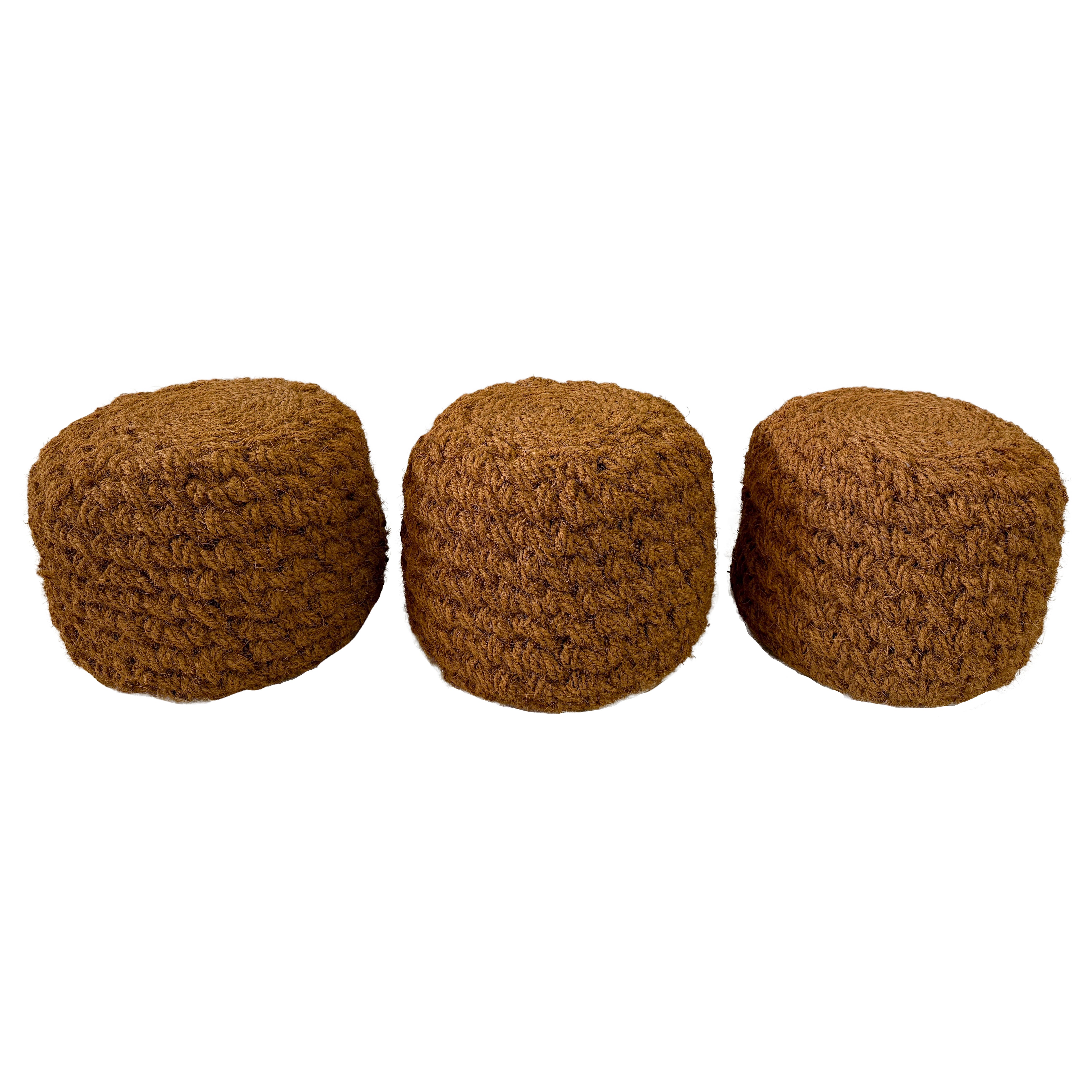 Ensemble de trois (3) poufs en corde tissés à la main Style d'Audoux Minet en vente