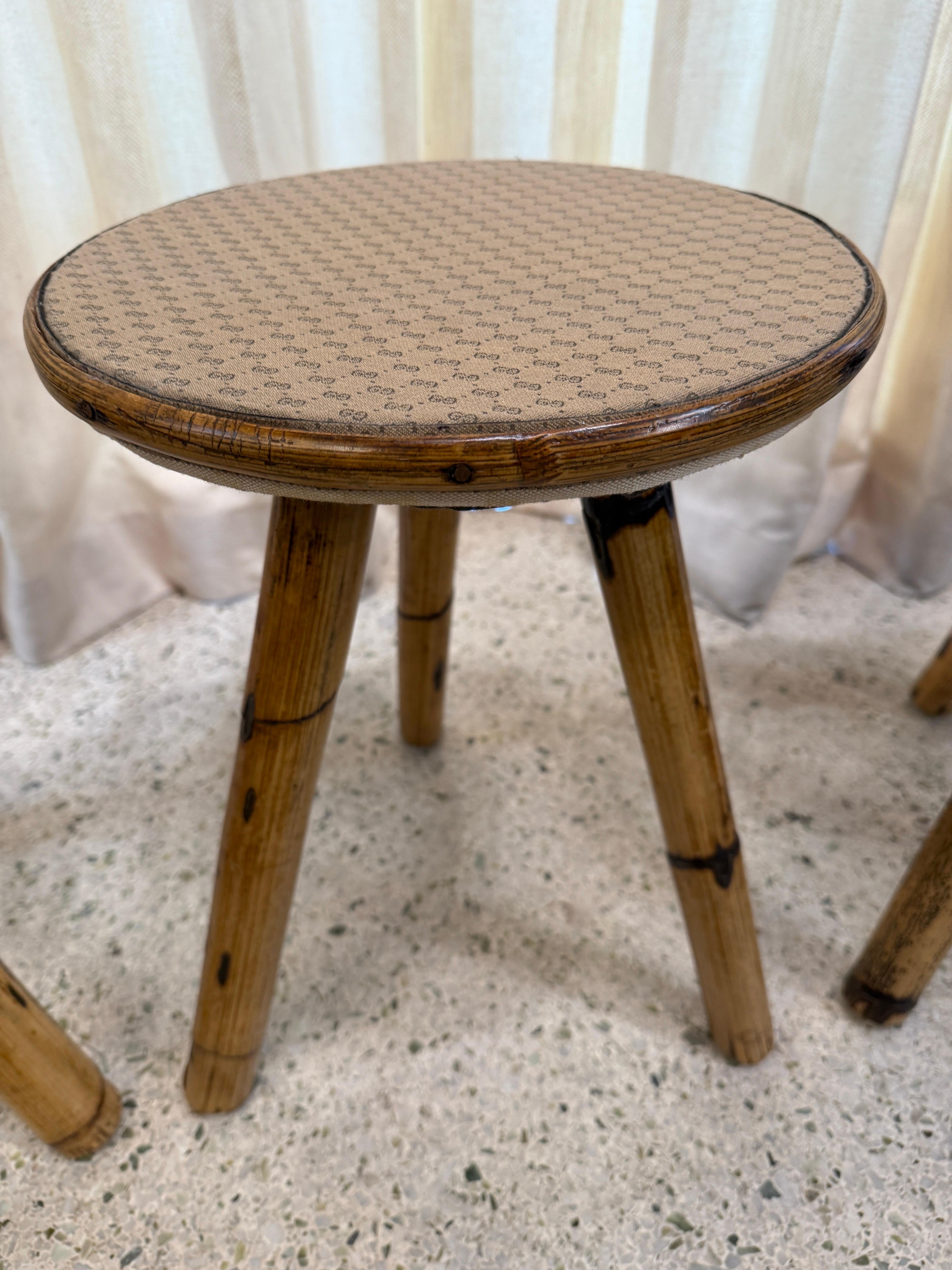 Diese drei (3) Vintage-Bambus-Tische sind eine wunderbare Gruppierung von Französisch Riviera, klassische Cote D'Azur Design und Stil.