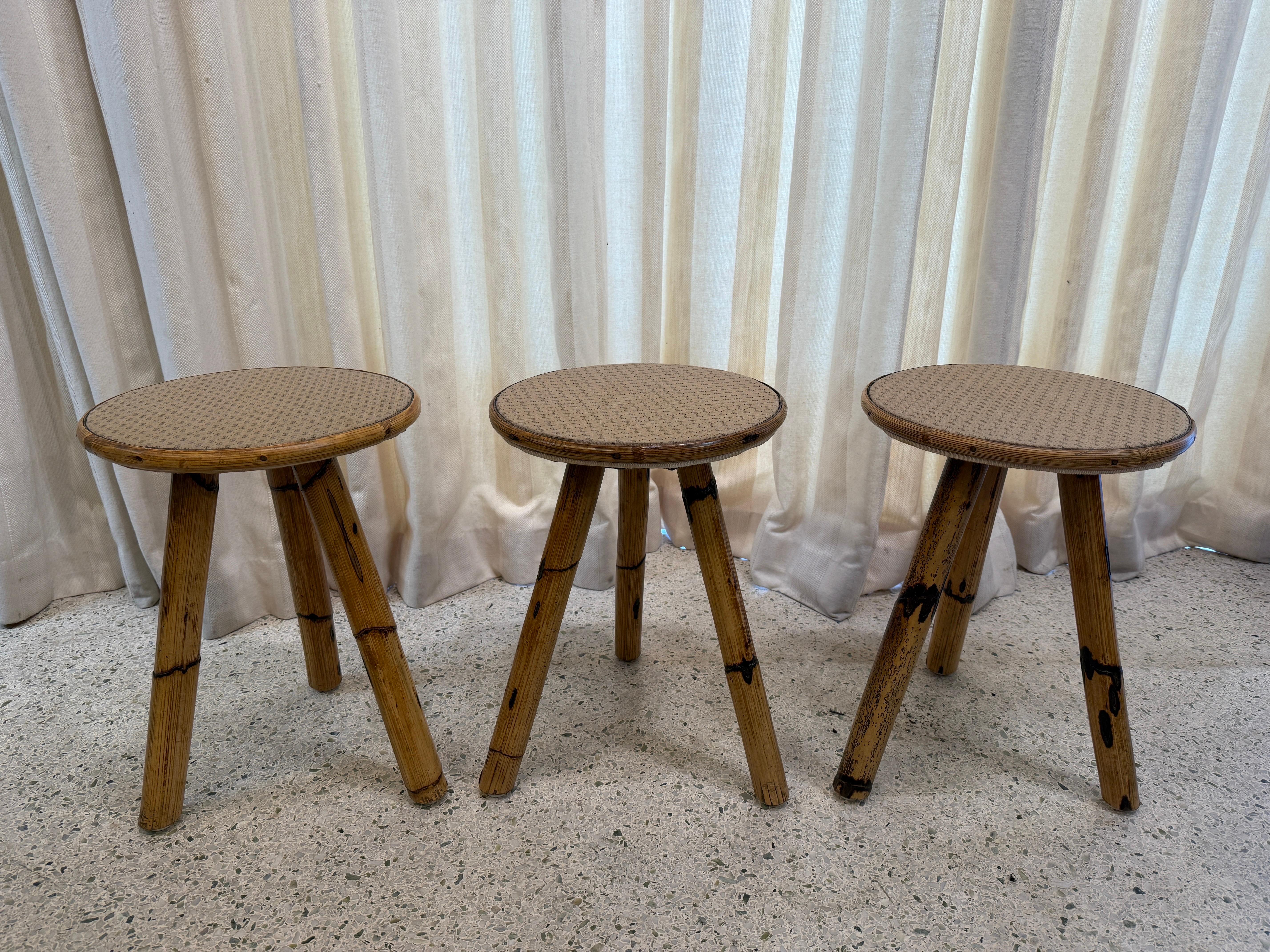 Set von drei (3) Vintage-Beistelltischen aus Bambus im französischen Riviera-Stil (Französische Provence) im Angebot