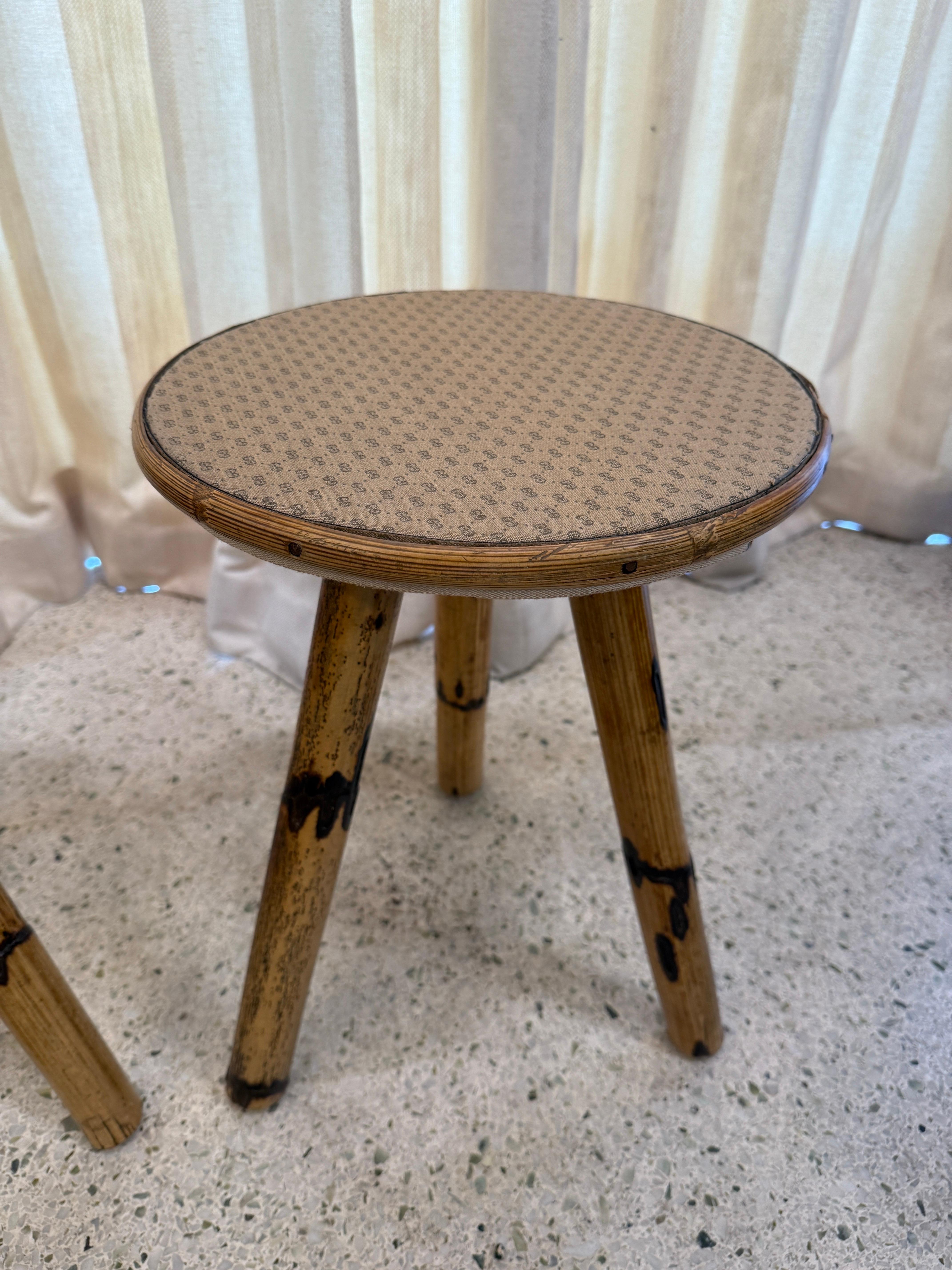 Set von drei (3) Vintage-Beistelltischen aus Bambus im französischen Riviera-Stil im Zustand „Gut“ im Angebot in North Miami, FL