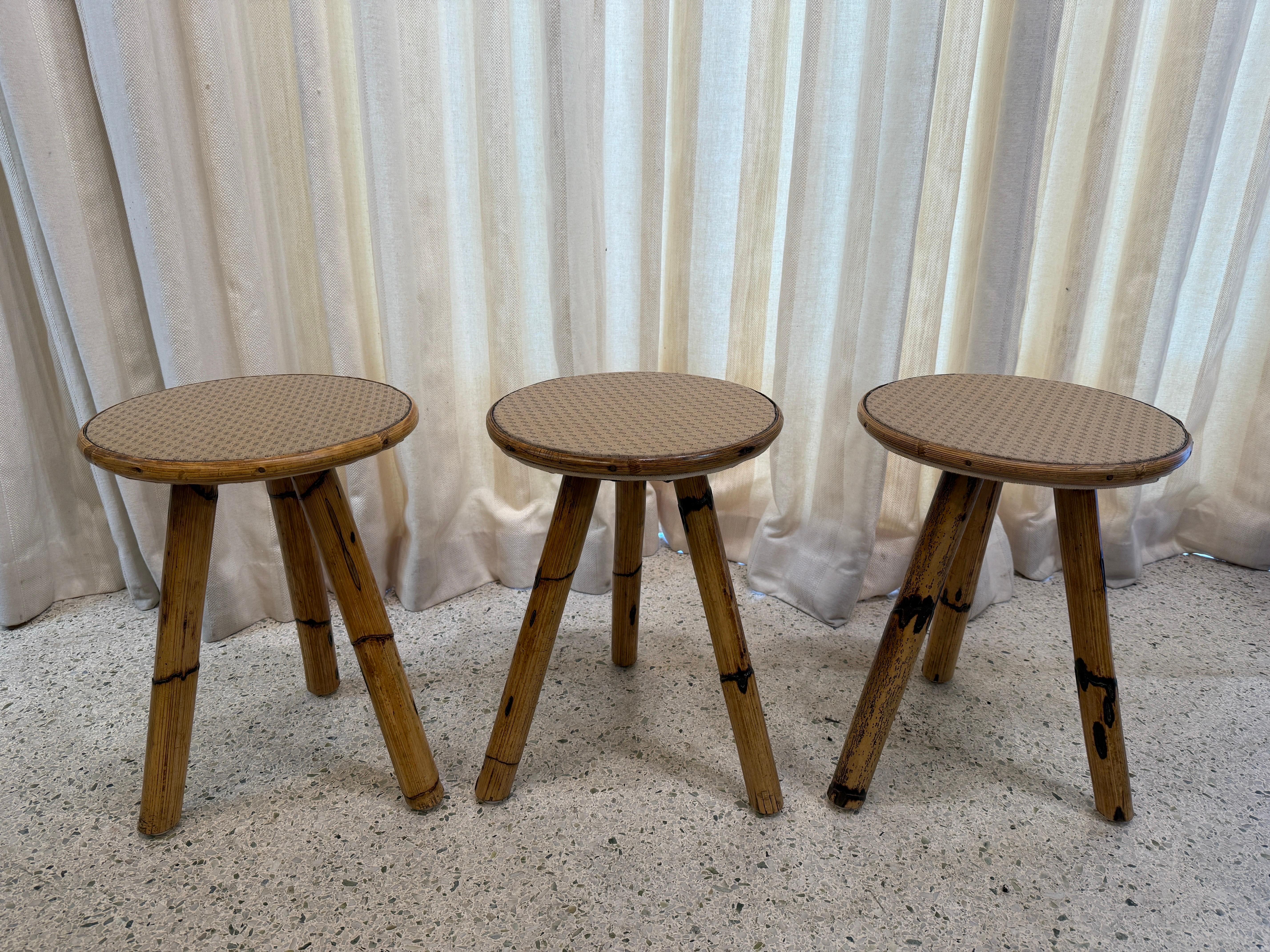 Set von drei (3) Vintage-Beistelltischen aus Bambus im französischen Riviera-Stil (Mitte des 20. Jahrhunderts) im Angebot