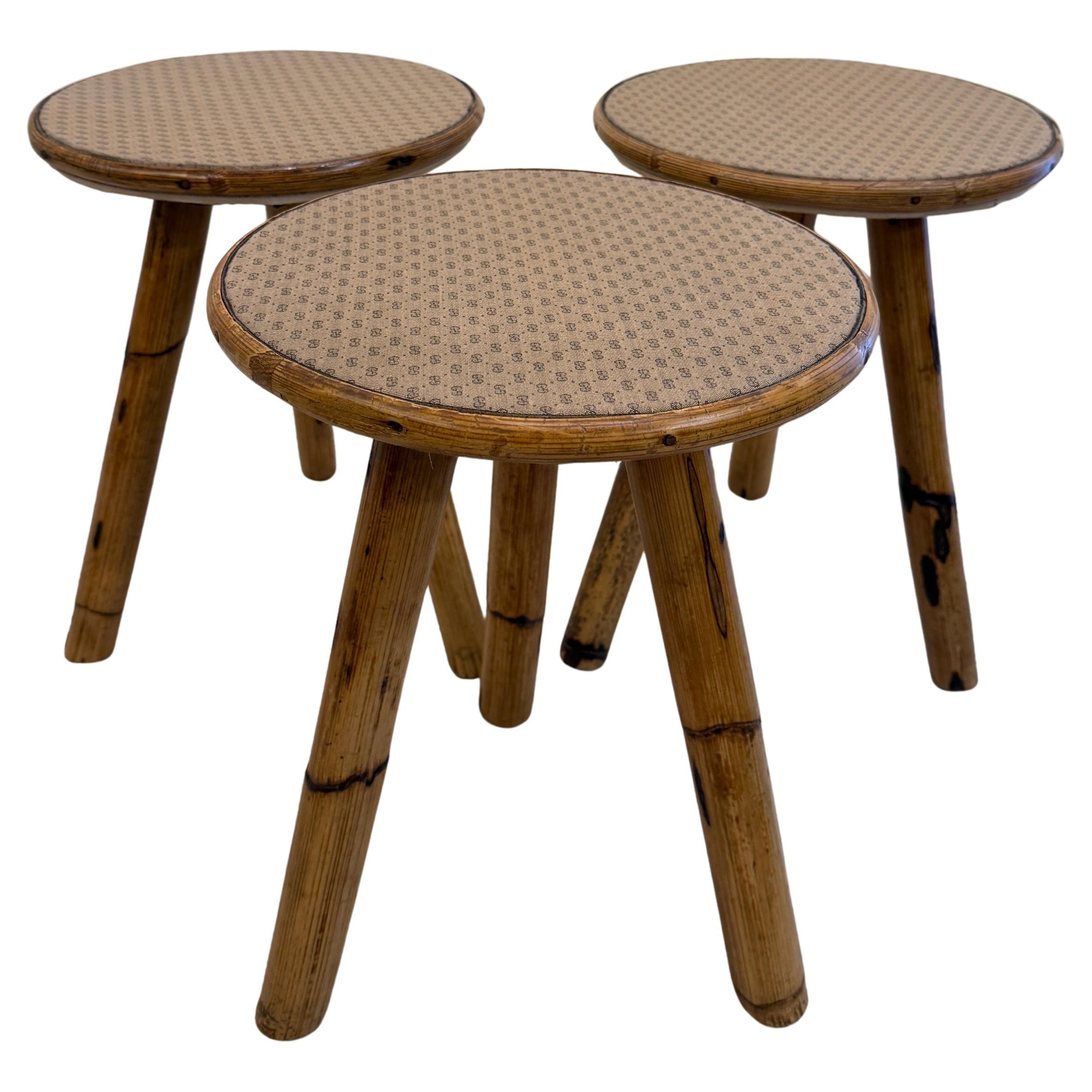 Set von drei (3) Vintage-Beistelltischen aus Bambus im französischen Riviera-Stil im Angebot