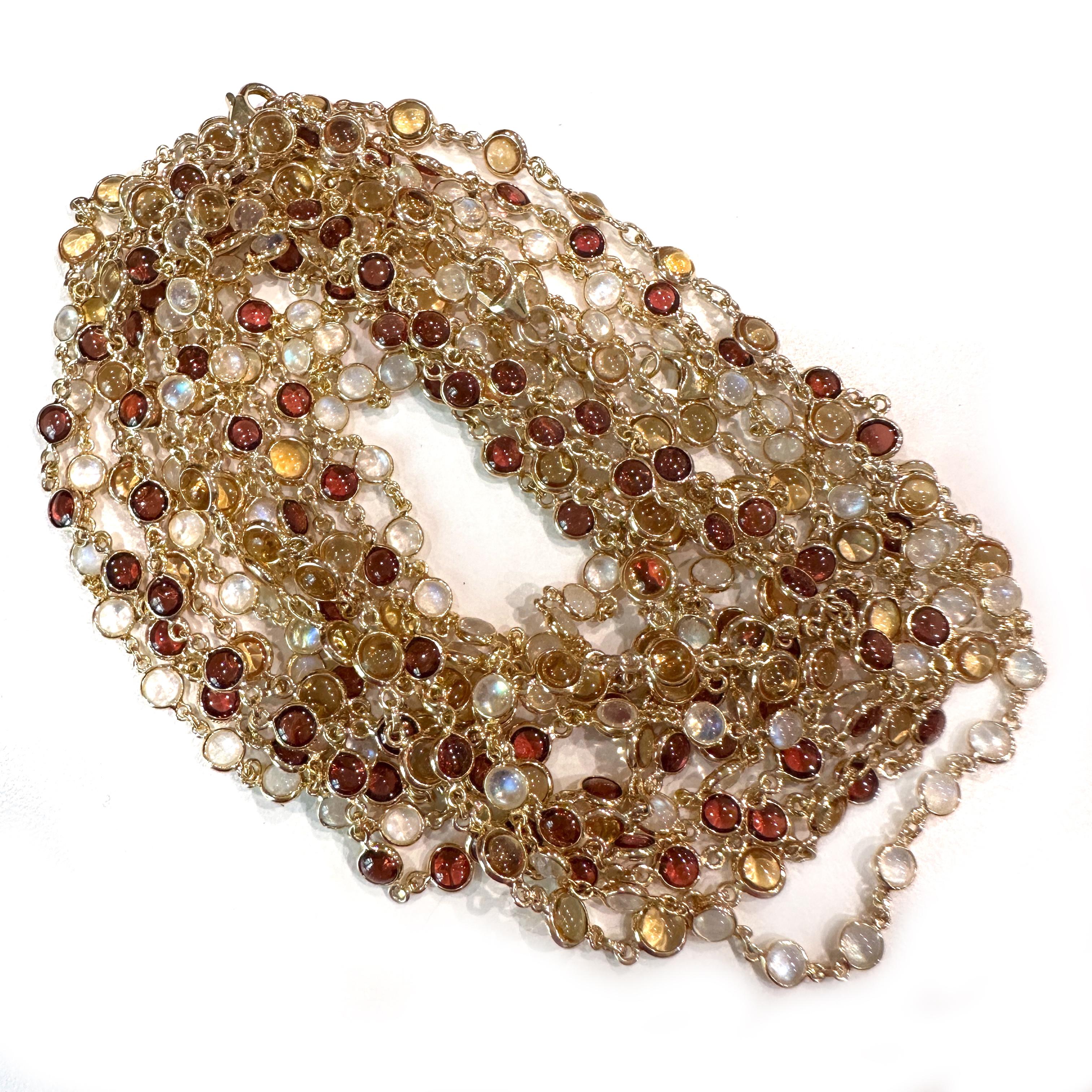 Un set infinitamente versatile di tre lunghe catene di pietre preziose.  Puoi indossarli insieme o separatamente, doppi o singoli, oppure puoi unirli per creare nove metri continui di gemme!

Ogni pietra è incastonata in un piccolo castone, separato