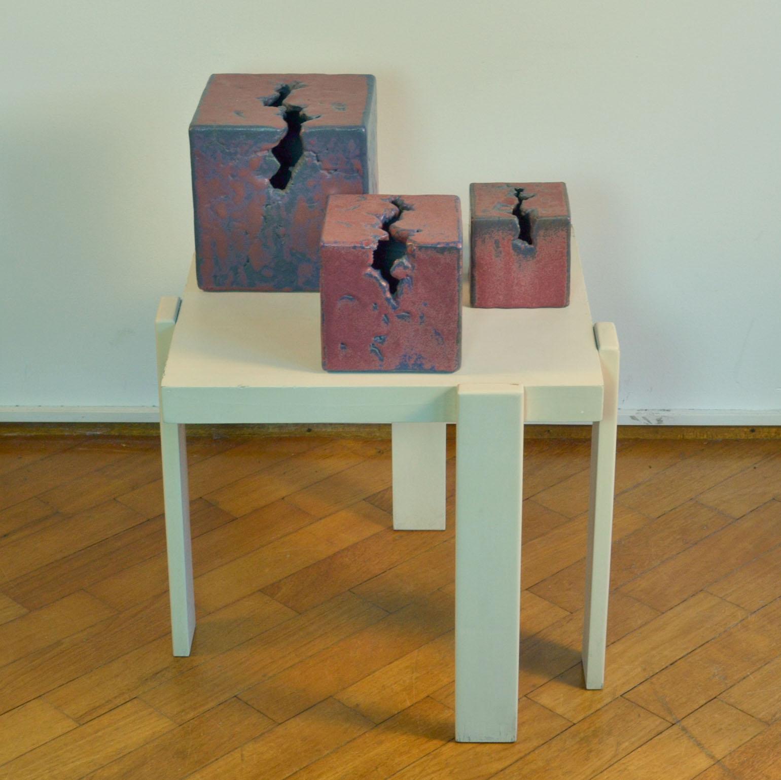 Mid-Century Modern Ensemble de trois sculptures cubiques abstraites en céramique en vente