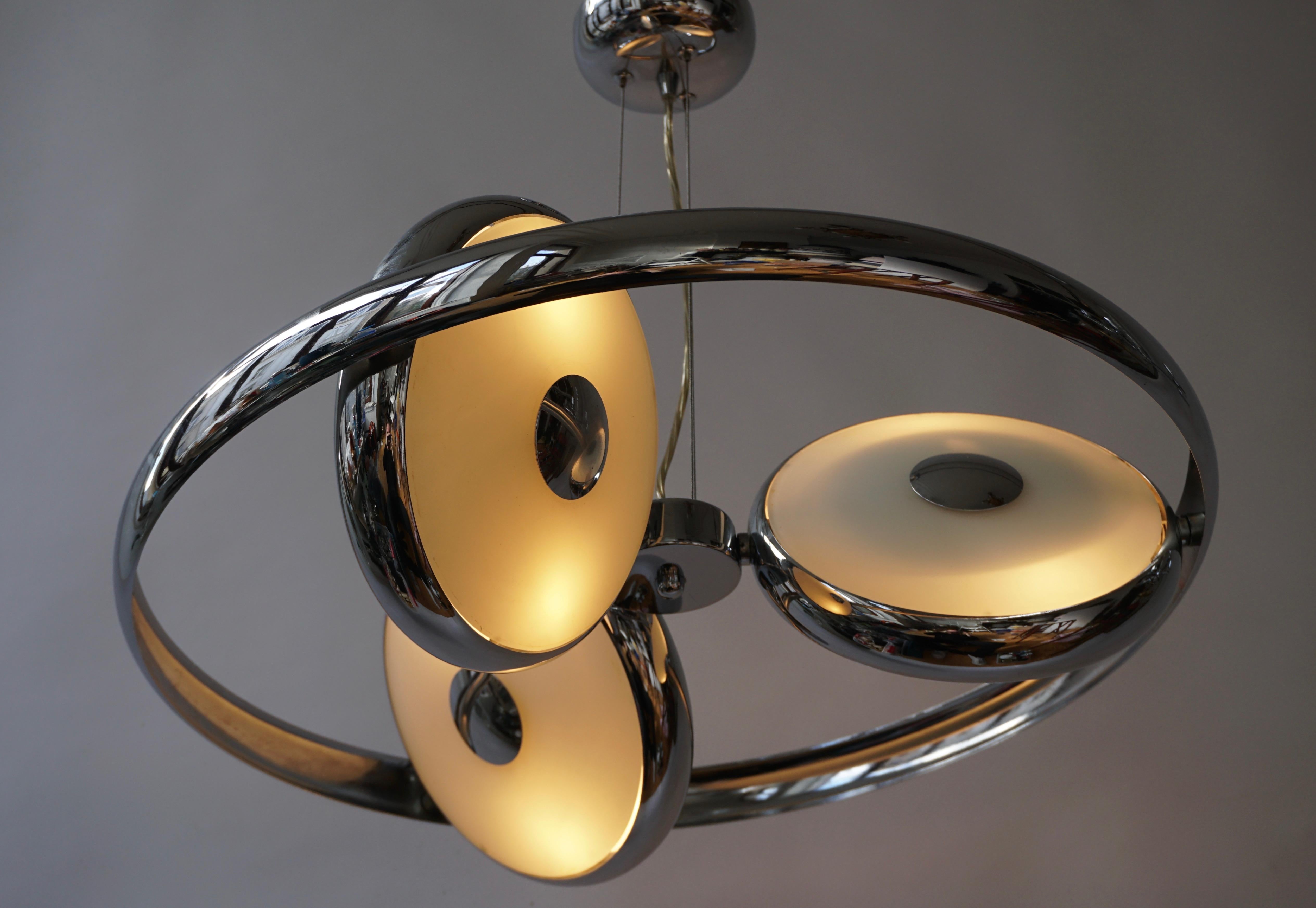 One off Three Adjustable Italian Glass and Chrome Ufo Chandeliers In Good Condition For Sale In Antwerp, BE