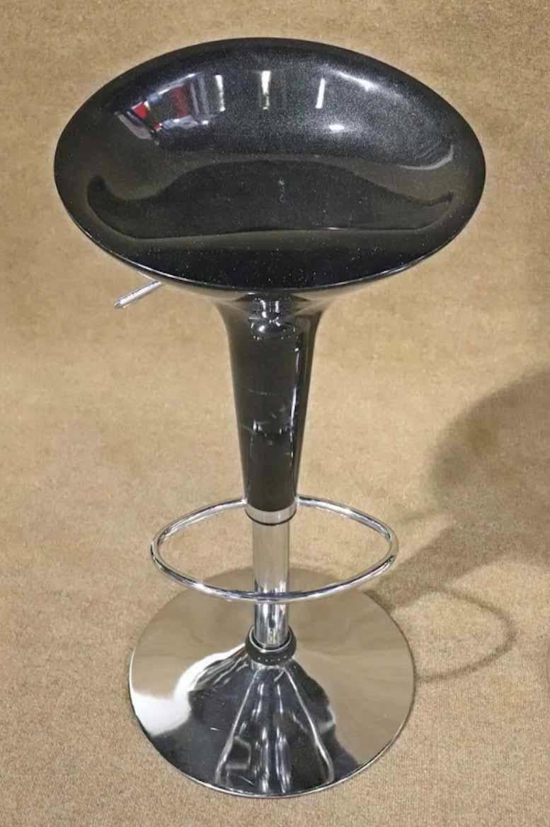 Mid-Century Modern style swivel stools with adjustable feature. Great shape and function for home use.
Please confirm location.
 