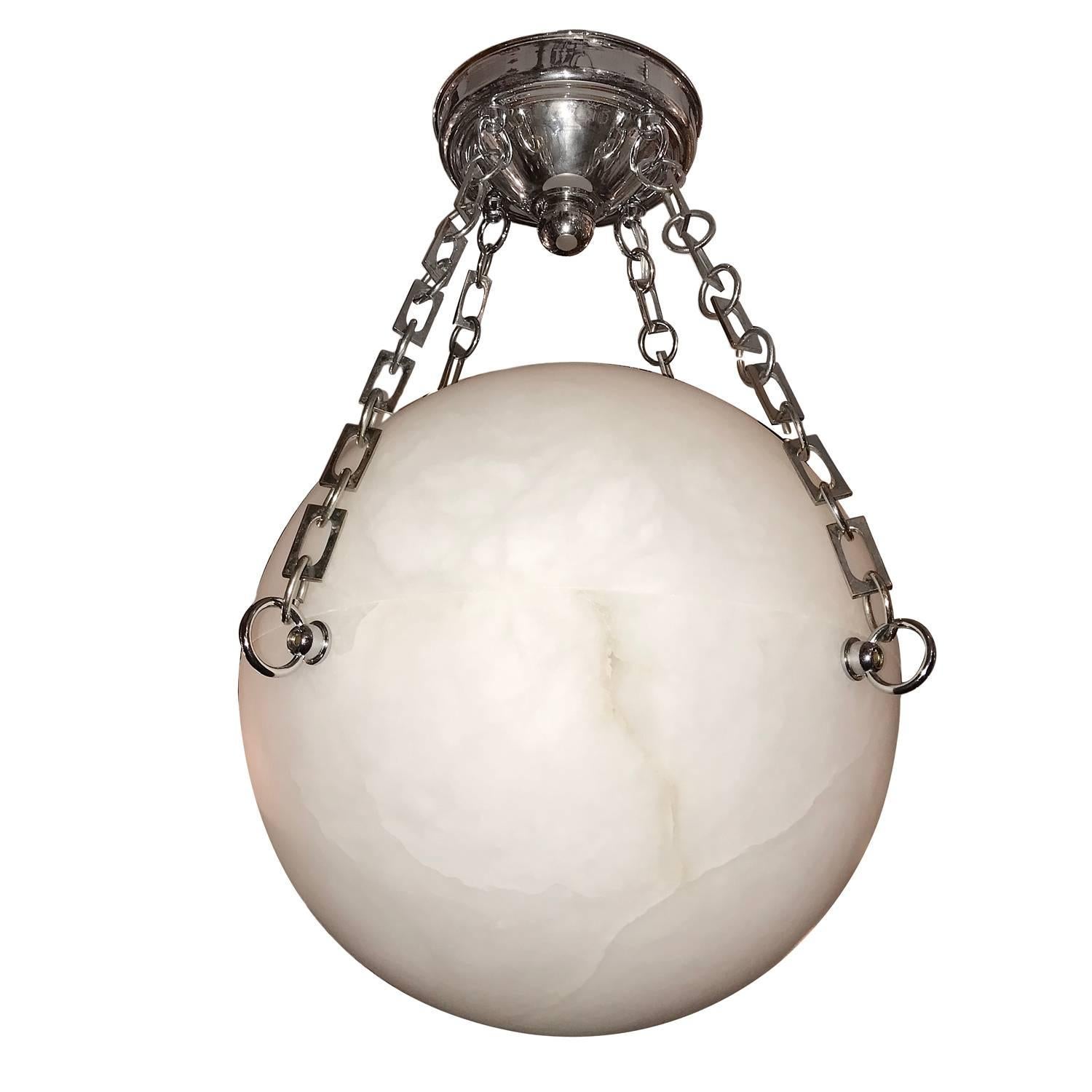 Ensemble de trois lanternes en forme de globe en albâtre, vendues individuellement