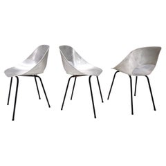 Ensemble de trois chaises Tonneu en aluminium « Tulipe » de Pierre Guariche, France