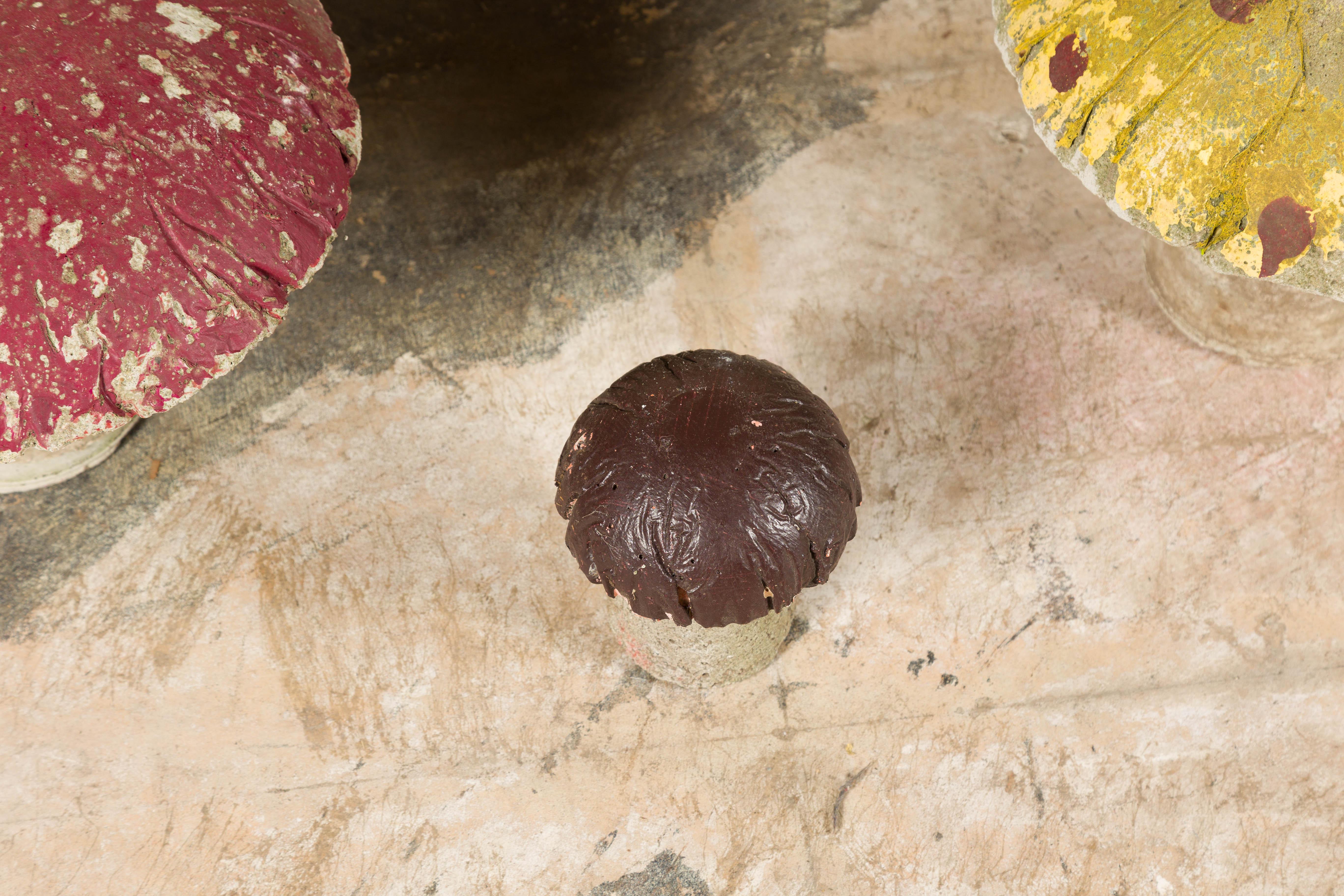 Set von drei amerikanischen Pilz-Gartenornamenten aus lackiertem Beton aus der Mitte des Jahrhunderts im Angebot 6