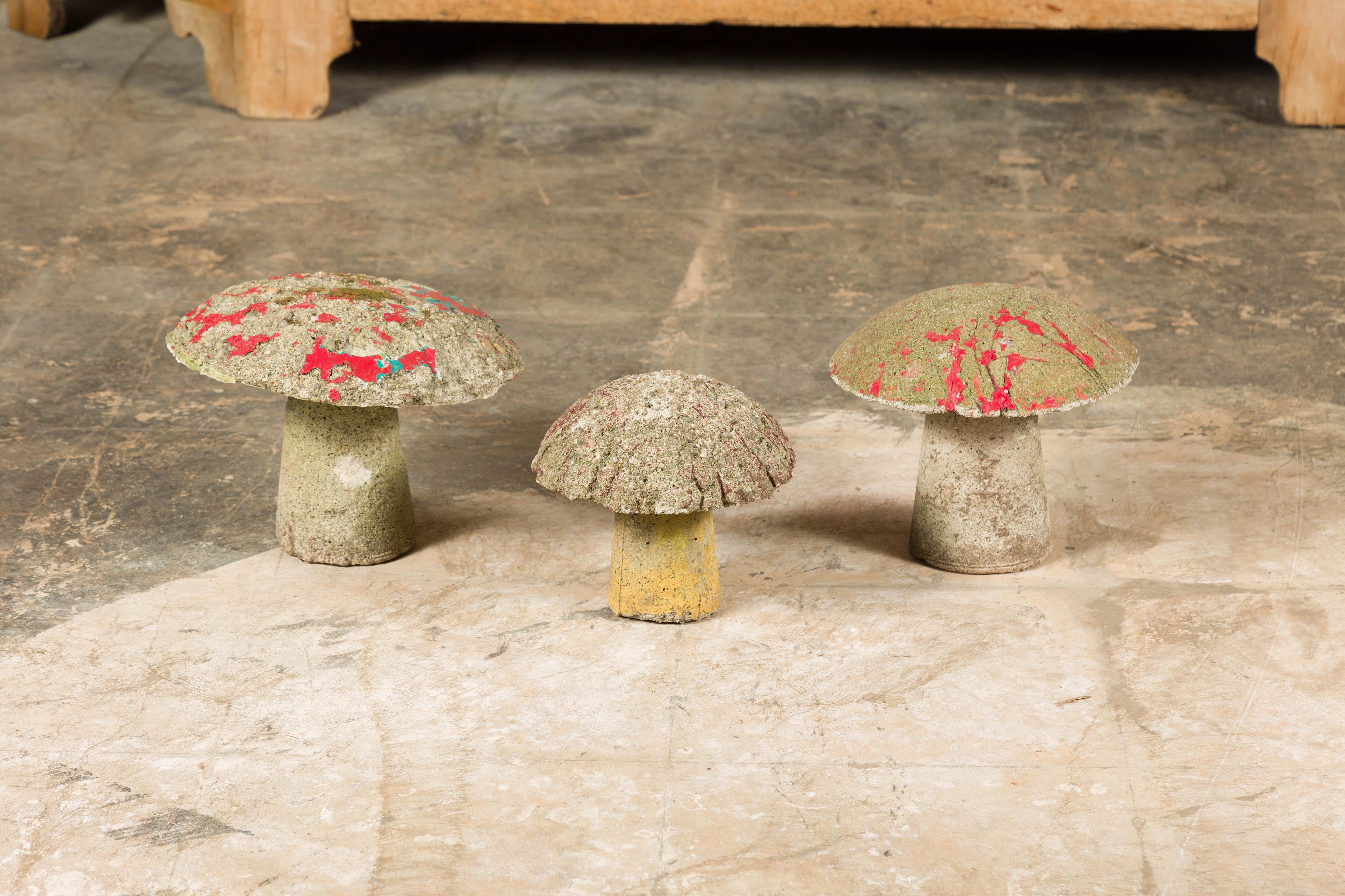 Set von drei amerikanischen Pilz-Gartenornamenten aus lackiertem Beton aus der Mitte des Jahrhunderts (Gemalt) im Angebot