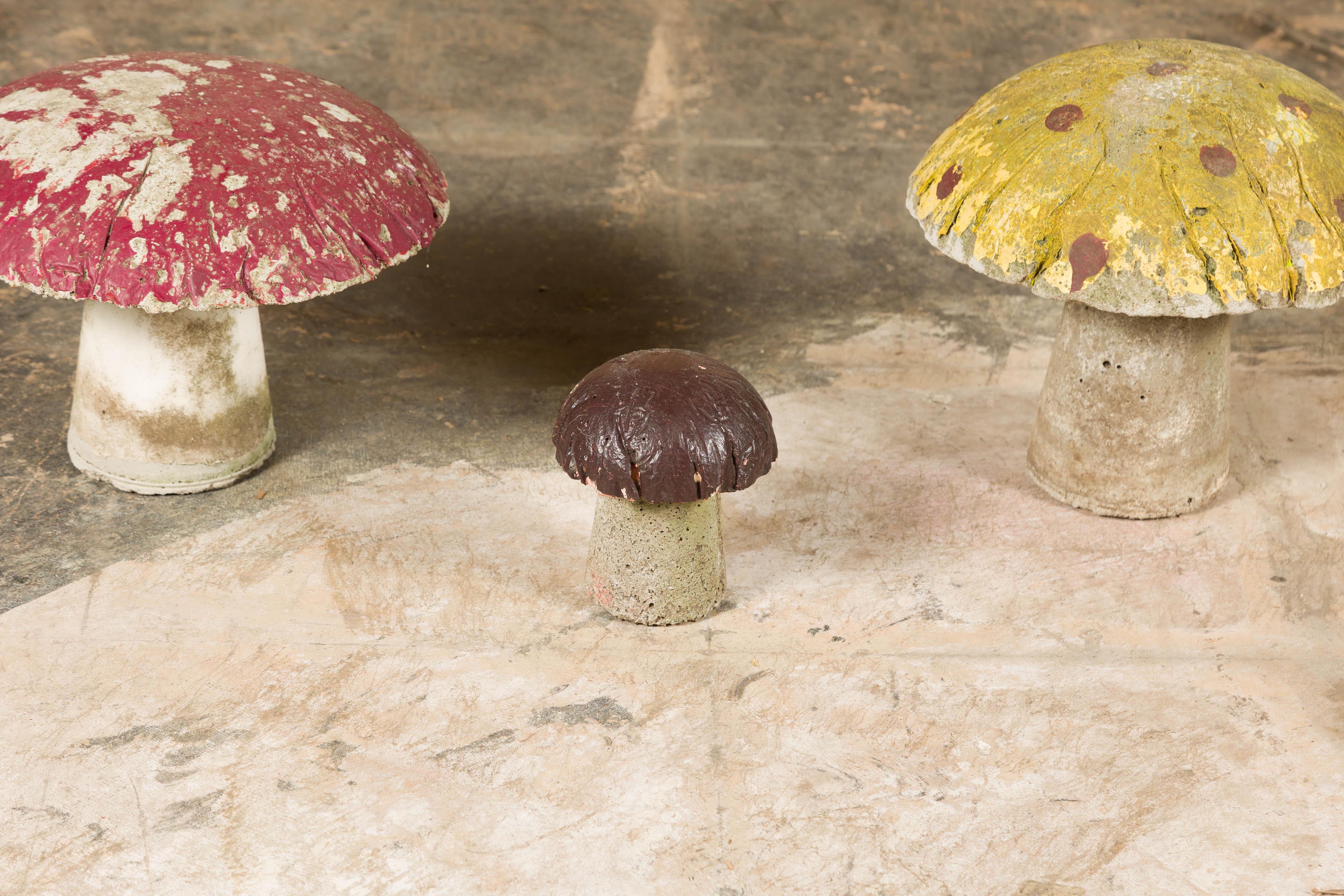 Set von drei amerikanischen Pilz-Gartenornamenten aus lackiertem Beton aus der Mitte des Jahrhunderts im Angebot 2