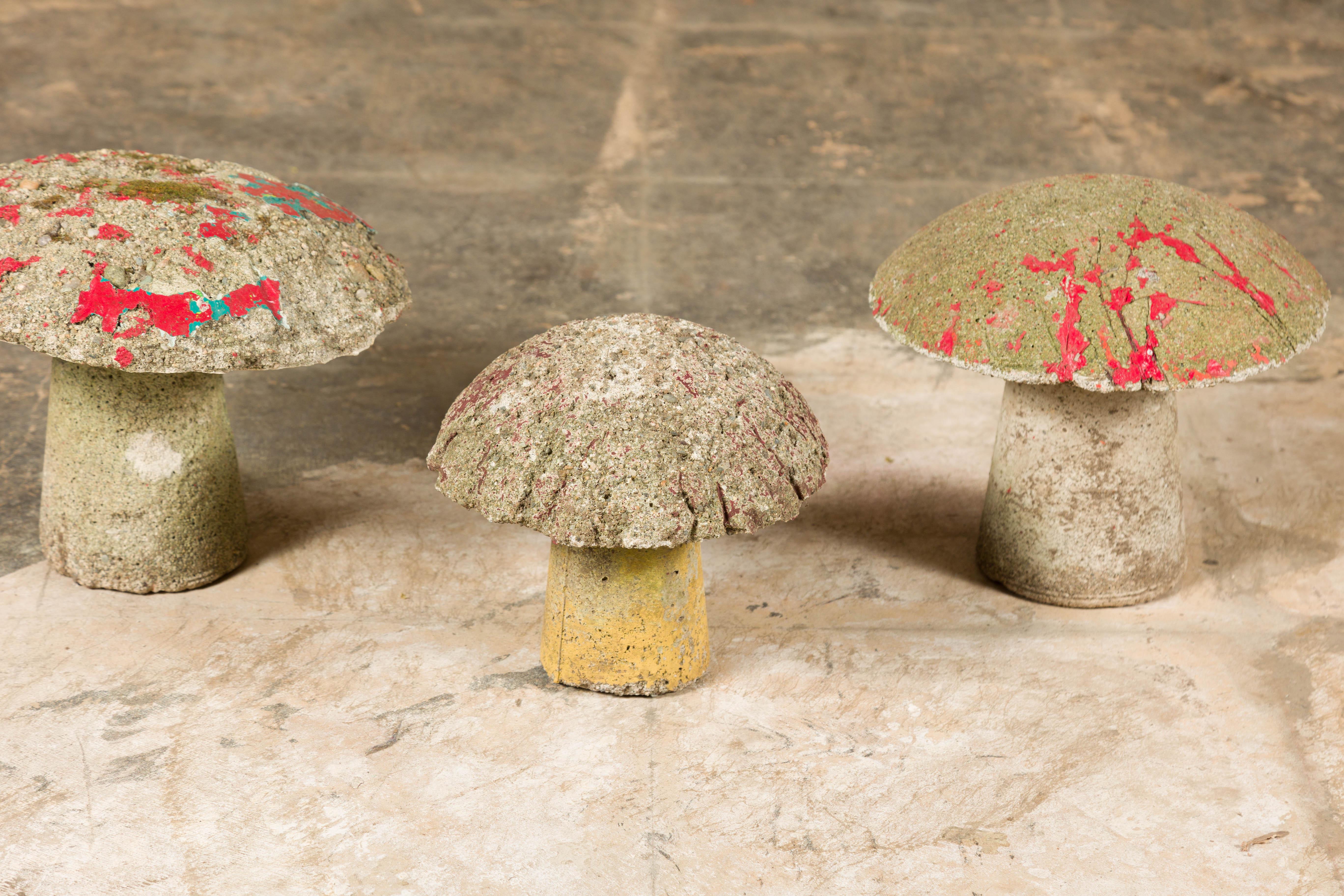 Set von drei amerikanischen Pilz-Gartenornamenten aus lackiertem Beton aus der Mitte des Jahrhunderts im Angebot 1
