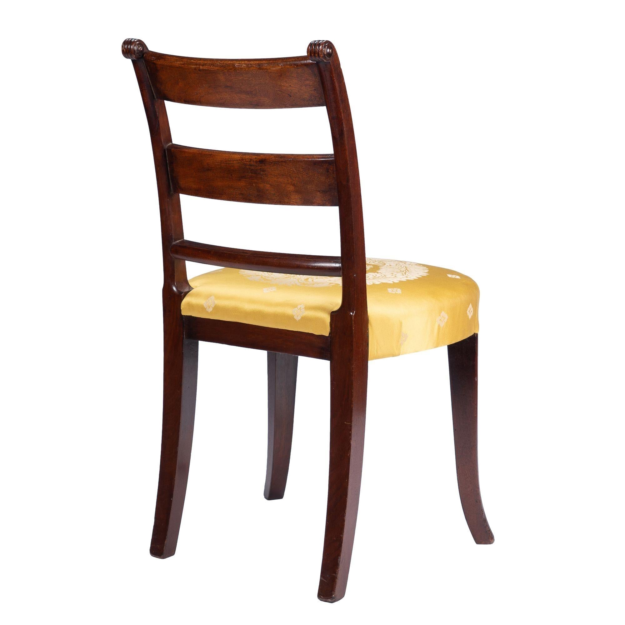 Ensemble de trois chaises d'appoint américaines en acajou rembourrées, 1800-1810 en vente 3
