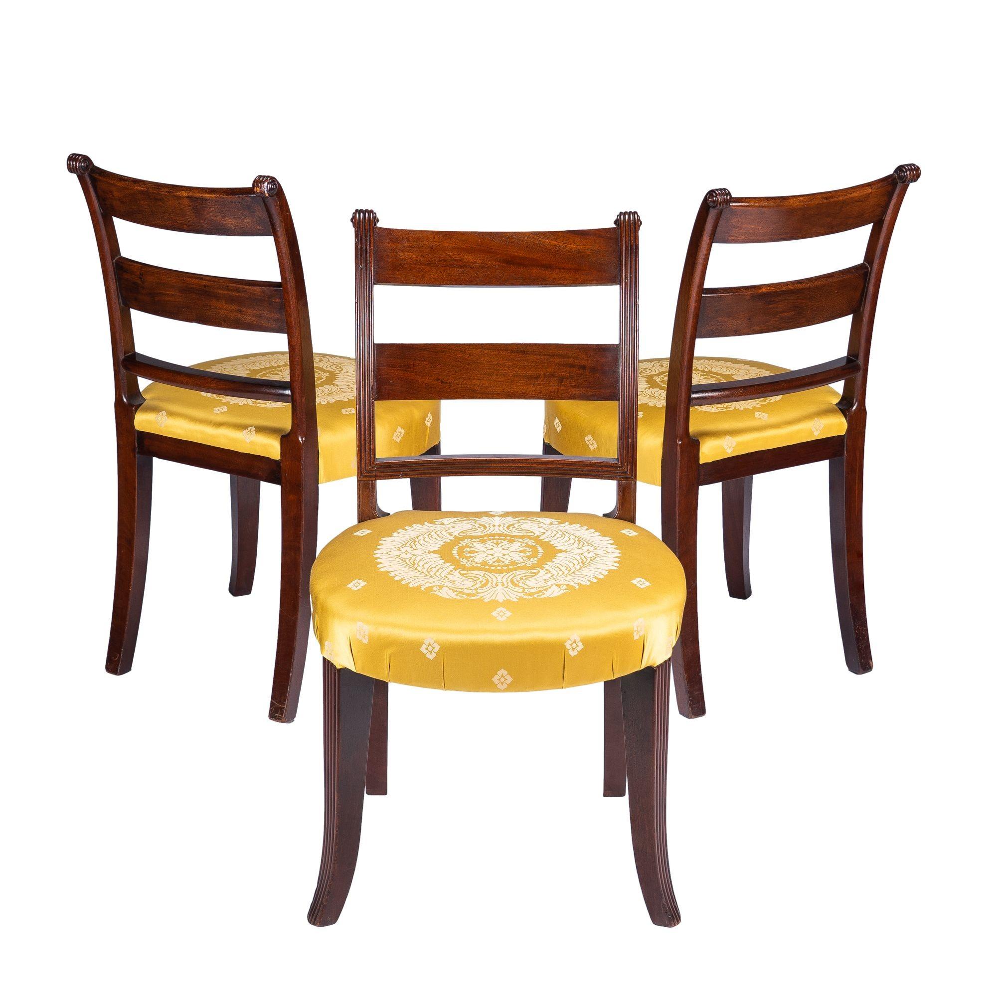 Satz von drei amerikanischen gepolsterten Mahagoni-Beistellstühlen, 1800-1810 im Zustand „Hervorragend“ im Angebot in Kenilworth, IL
