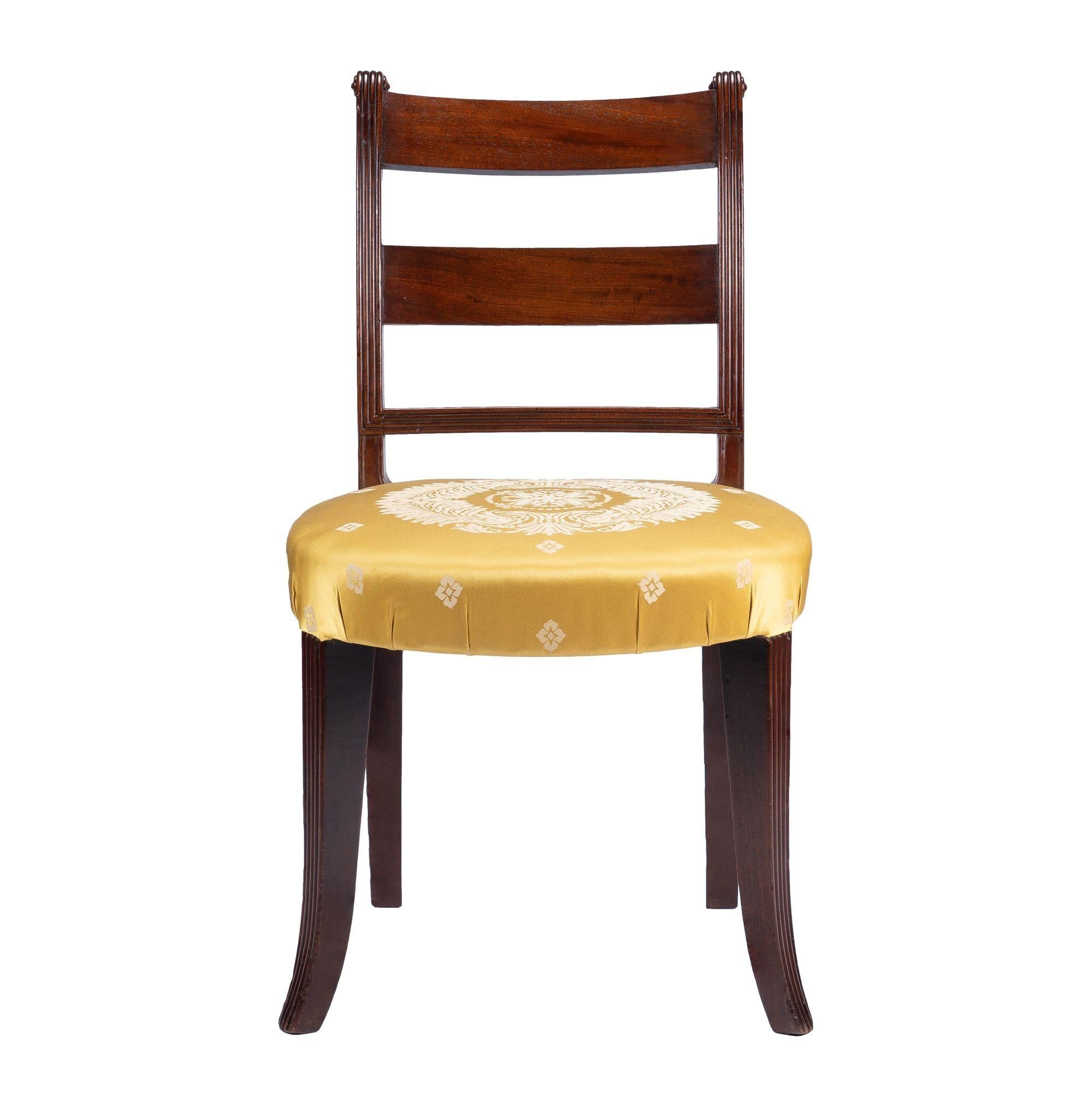 Ensemble de trois chaises d'appoint américaines en acajou rembourrées, 1800-1810 Excellent état - En vente à Kenilworth, IL