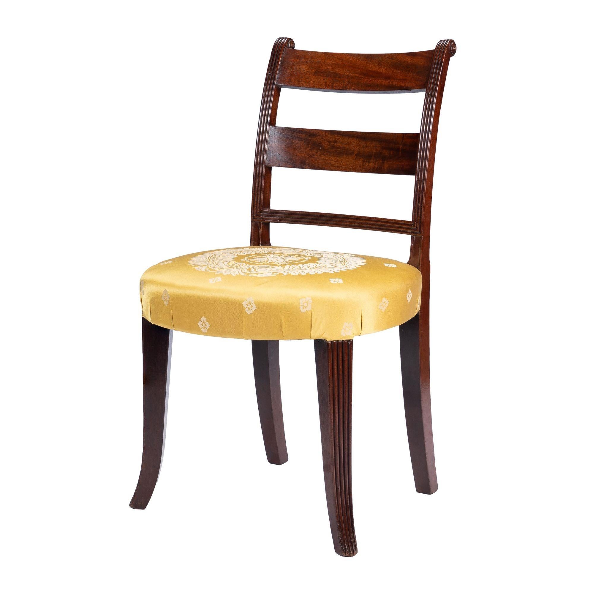 XIXe siècle Ensemble de trois chaises d'appoint américaines en acajou rembourrées, 1800-1810 en vente