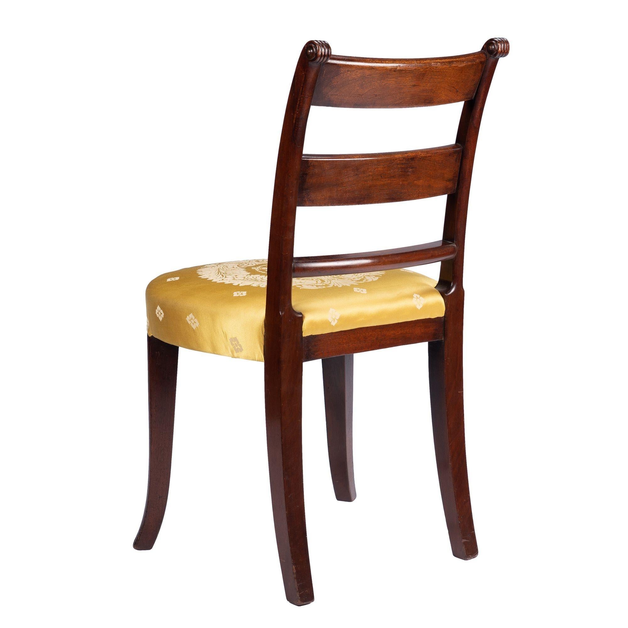 Ensemble de trois chaises d'appoint américaines en acajou rembourrées, 1800-1810 en vente 1