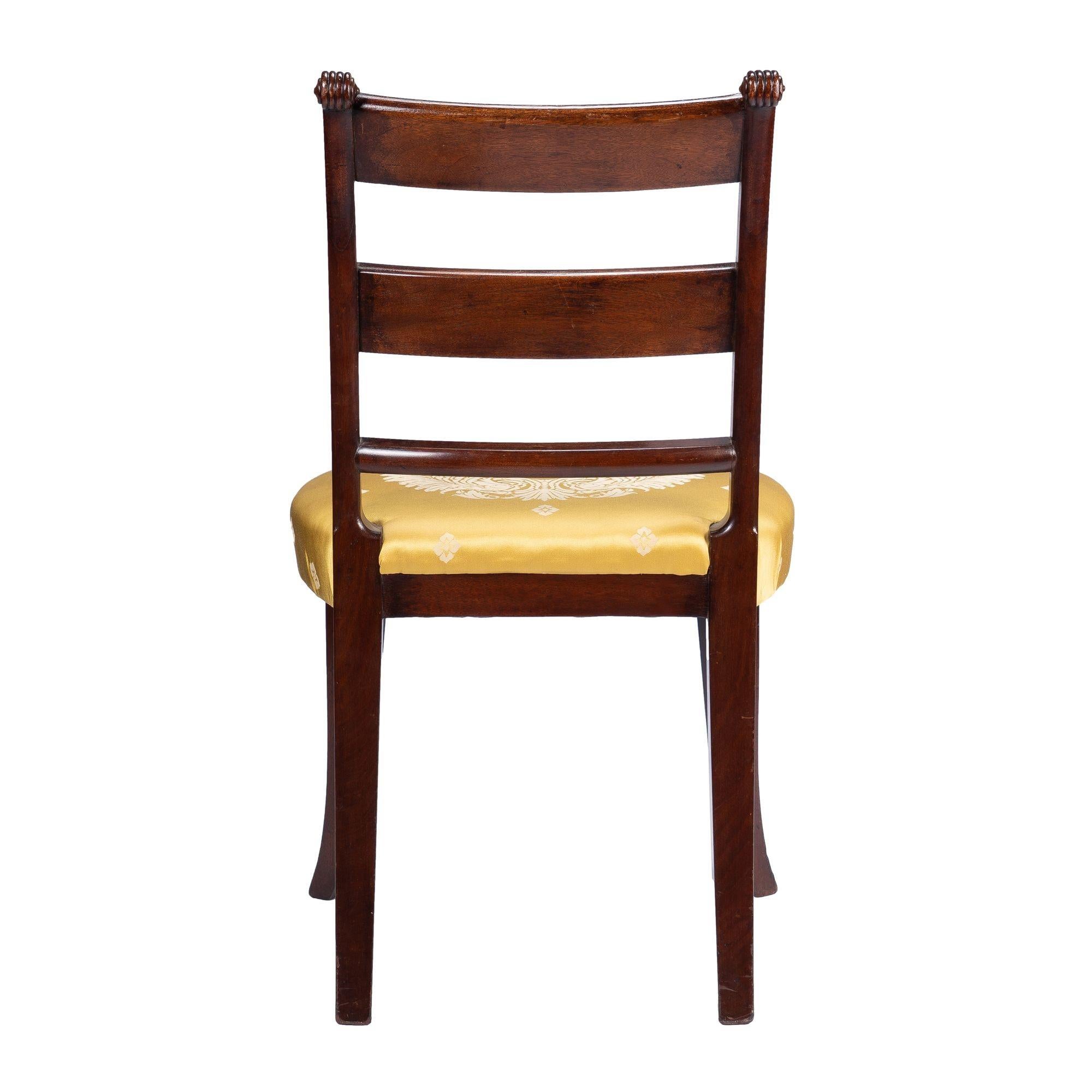 Ensemble de trois chaises d'appoint américaines en acajou rembourrées, 1800-1810 en vente 2