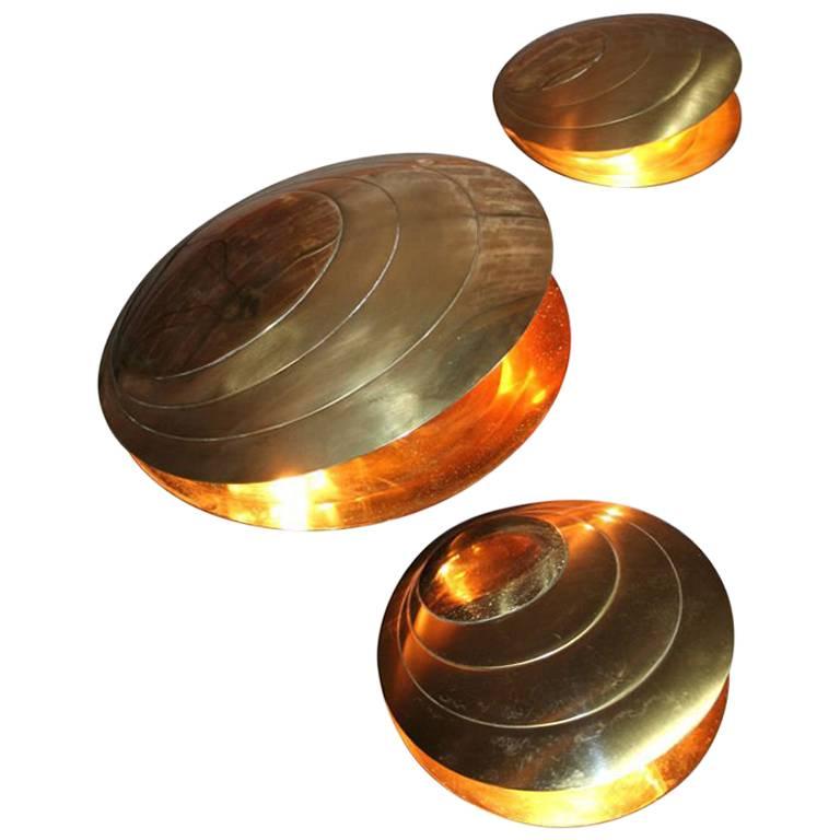 Set of three brass clam shell table lamps by Angelo Brotto with one light each simulating the pearl.

Dimensions:
Small 8