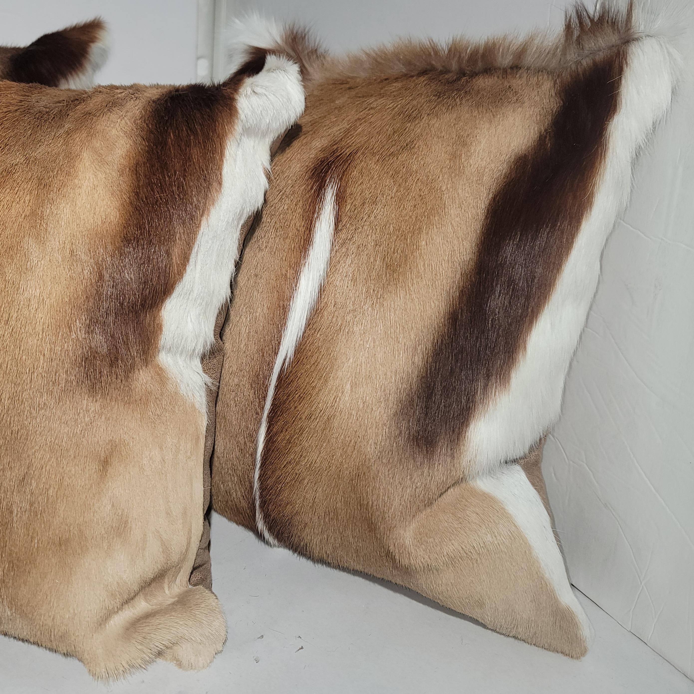 Fatto a mano Set di tre cuscini in pelle di antilope in vendita