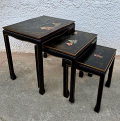 Ensemble de trois tables gigognes laquées chinoises anciennes