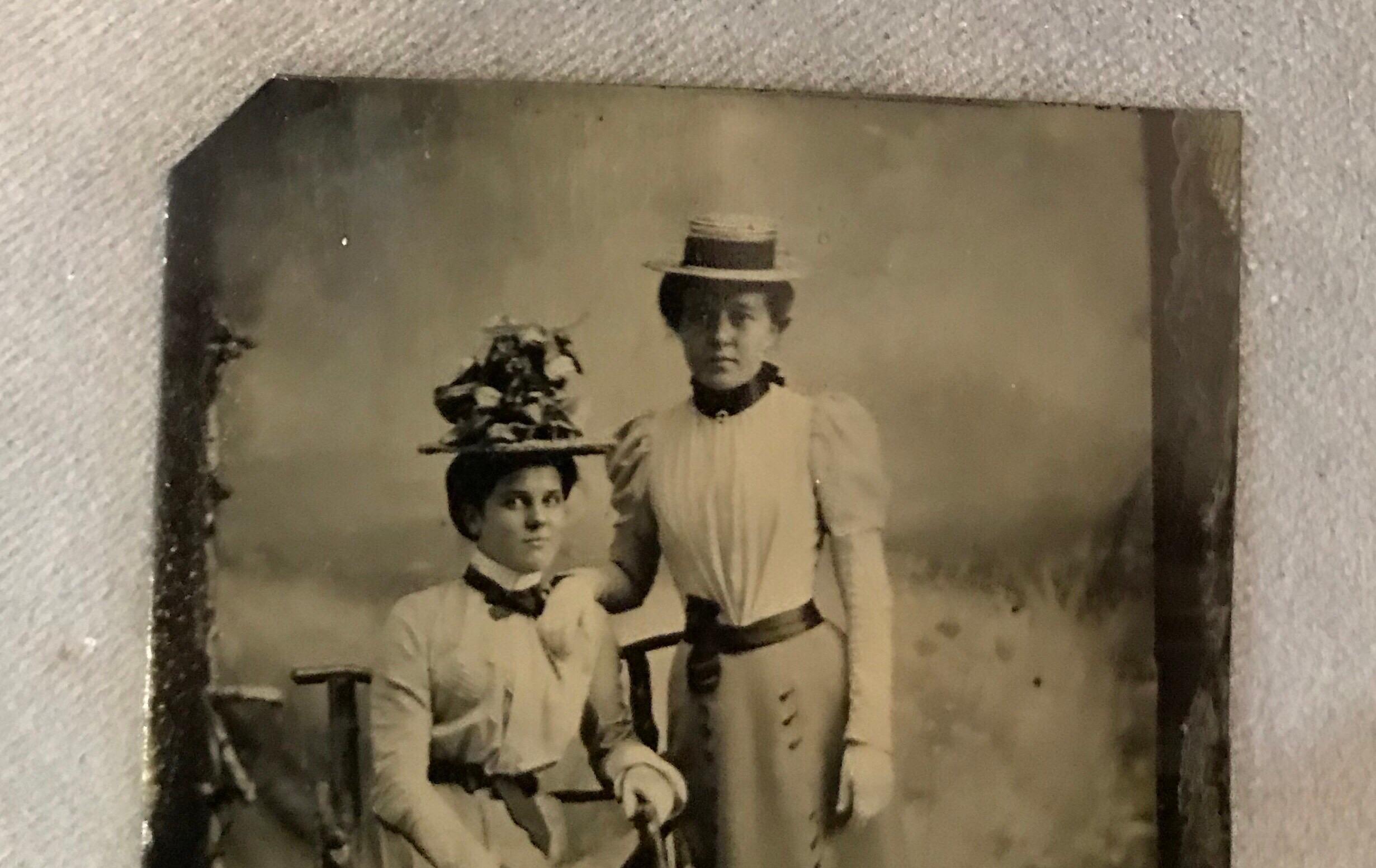 Ensemble de trois tintypes anciens de femmes en étain en vente 1