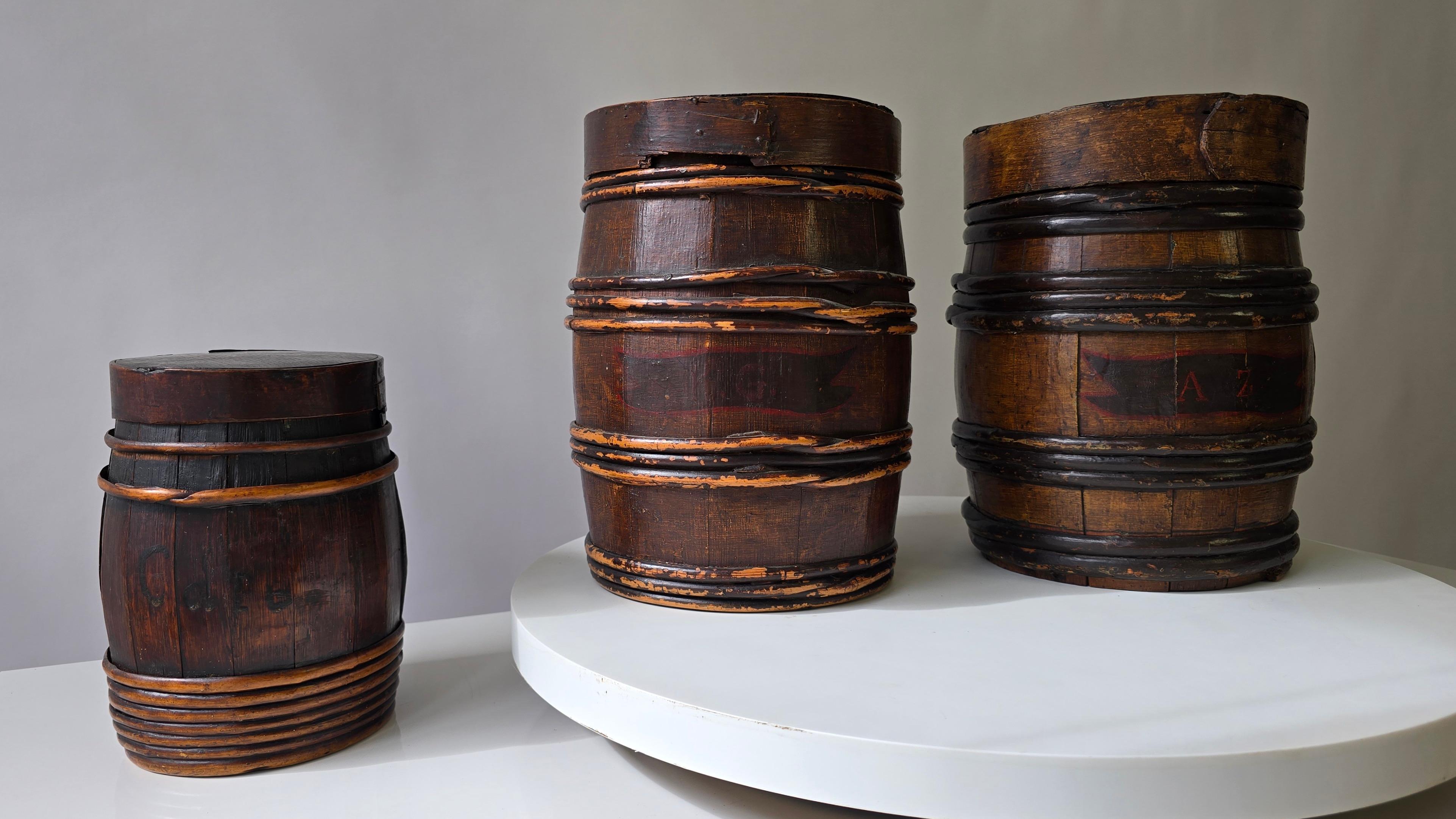 Ensemble de trois barils de harengs anciens, hollandais et flamands, avec inscriptions originales en vente 6