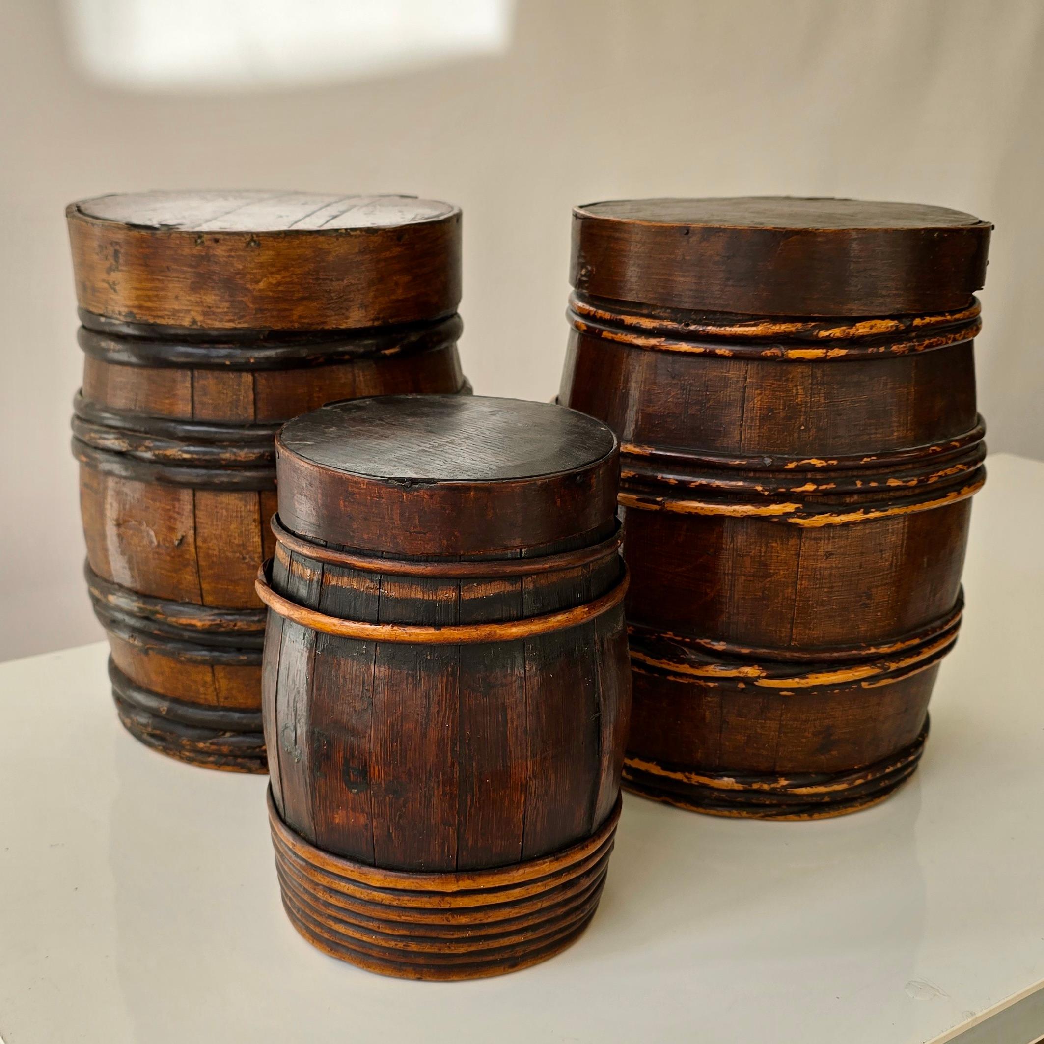 Ensemble de trois barils de harengs anciens hollandais/flamands avec inscriptions originales, fin du 19e siècle

Rare ensemble de trois barils de harengs (haringtonnen) anciens en bois, originaires des Pays-Bas ou des Flandres, fin du 19e siècle.