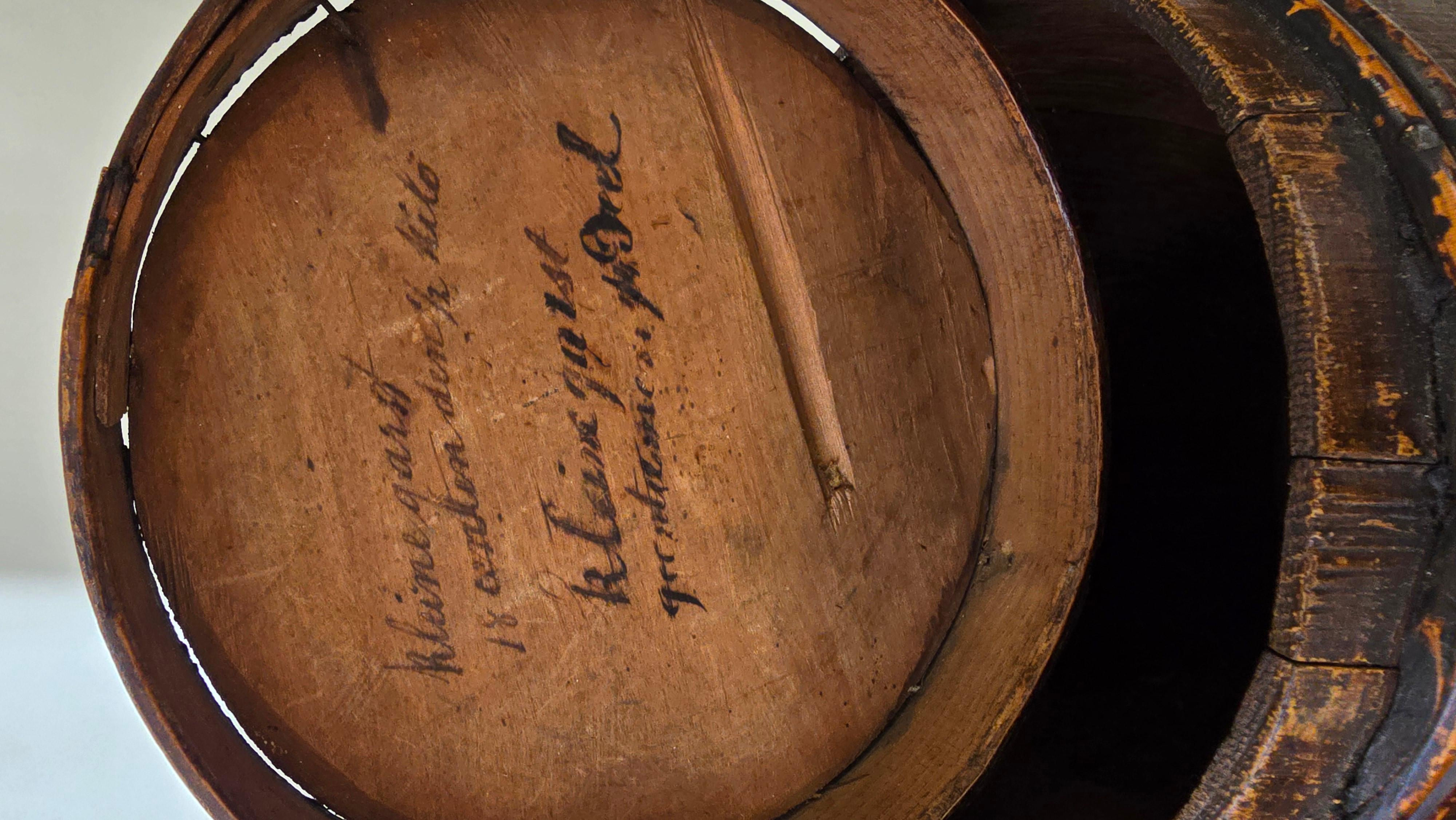 Artisanat Ensemble de trois barils de harengs anciens, hollandais et flamands, avec inscriptions originales en vente