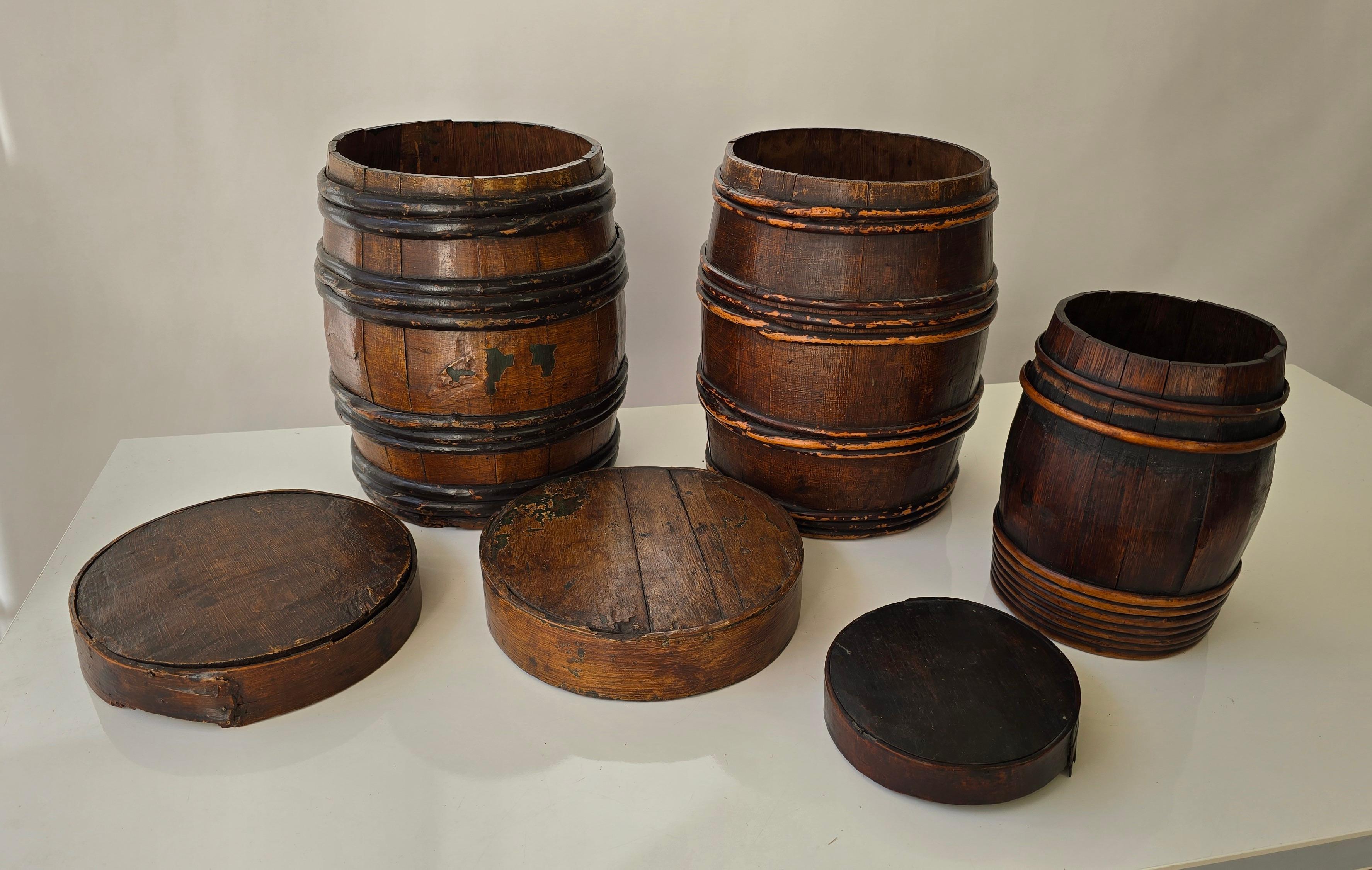 Ensemble de trois barils de harengs anciens, hollandais et flamands, avec inscriptions originales Bon état - En vente à Antwerp, BE