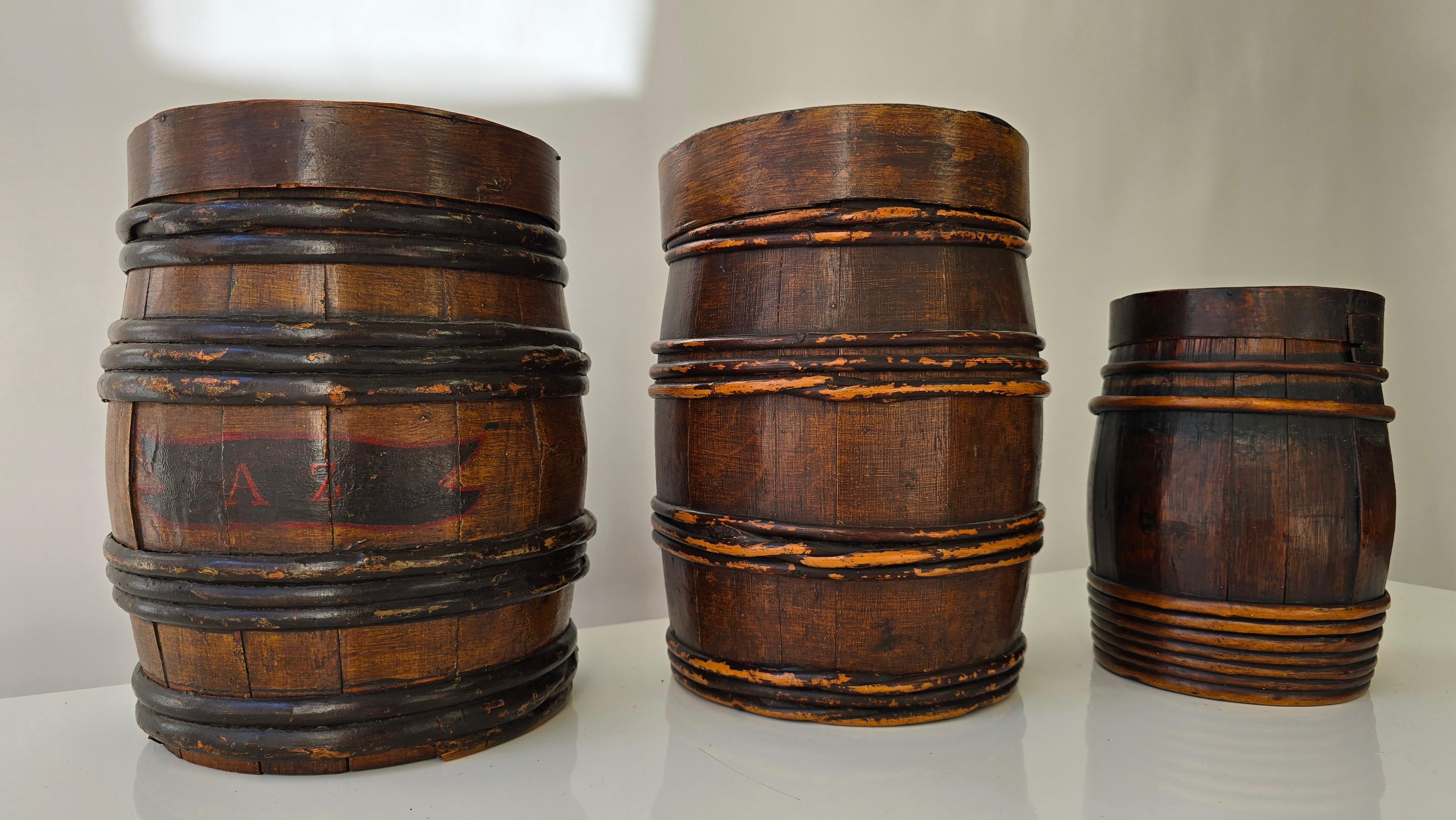 Bois Ensemble de trois barils de harengs anciens, hollandais et flamands, avec inscriptions originales en vente