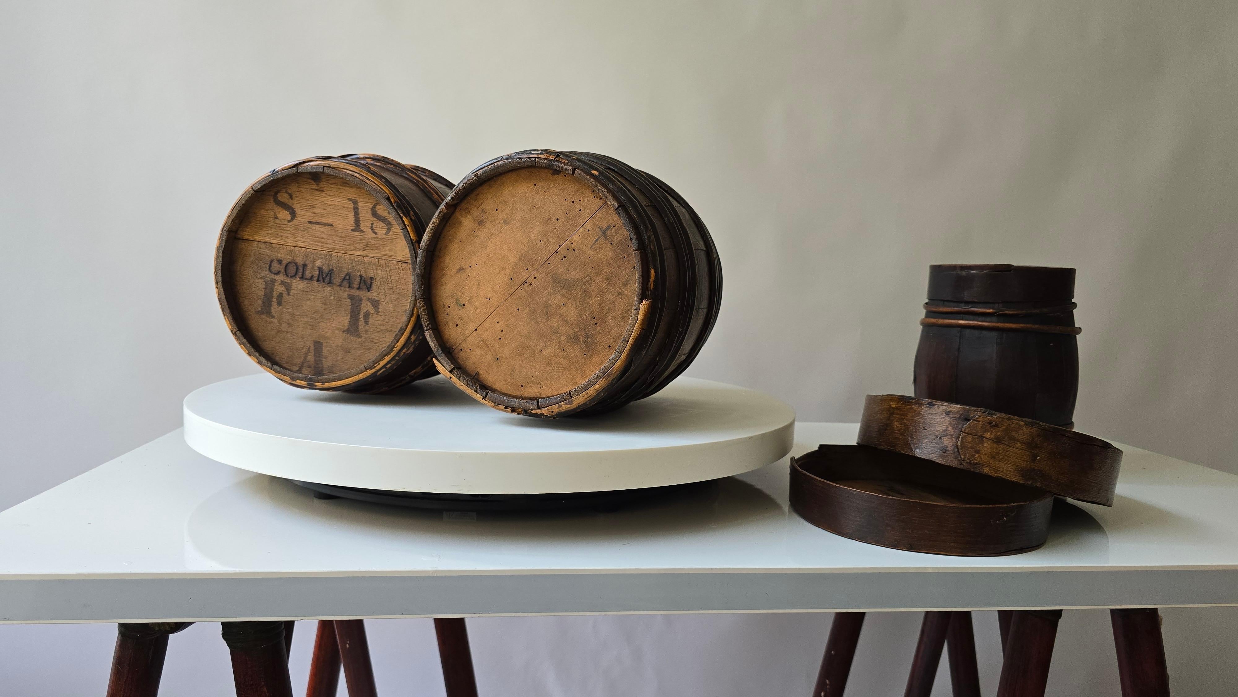 Ensemble de trois barils de harengs anciens, hollandais et flamands, avec inscriptions originales en vente 1