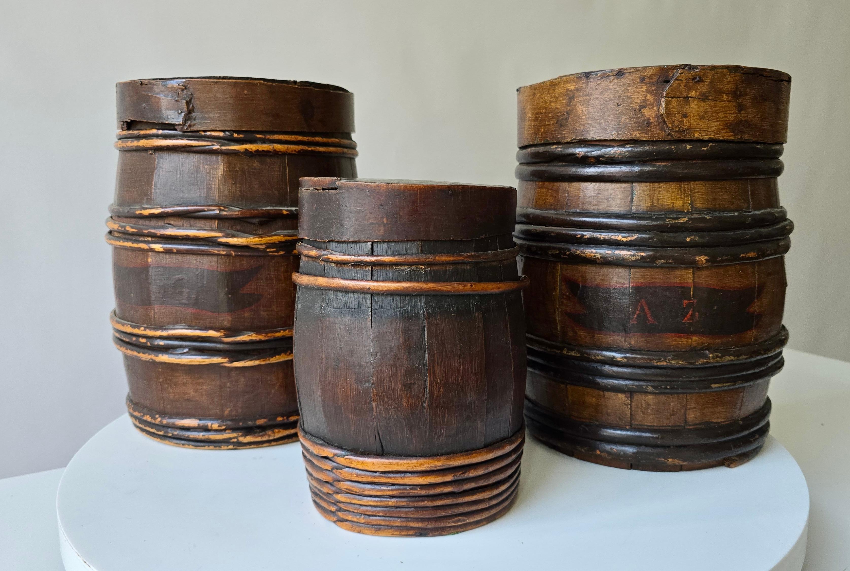Ensemble de trois barils de harengs anciens, hollandais et flamands, avec inscriptions originales en vente 2