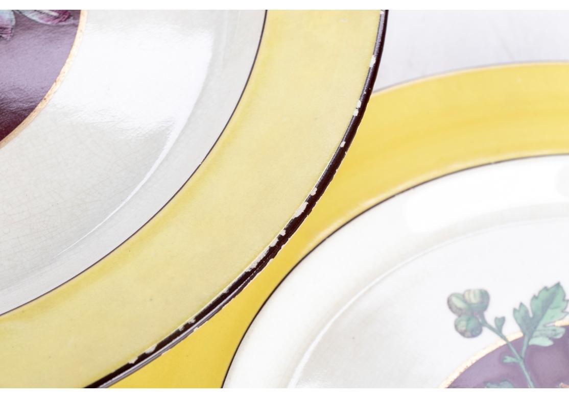 Ensemble de trois assiettes anglaises anciennes de Minton avec motif de chrysanthèmes, bordure jaune, garniture noire. Autocollants d'un magasin de détail au verso.
Dimensions : 10