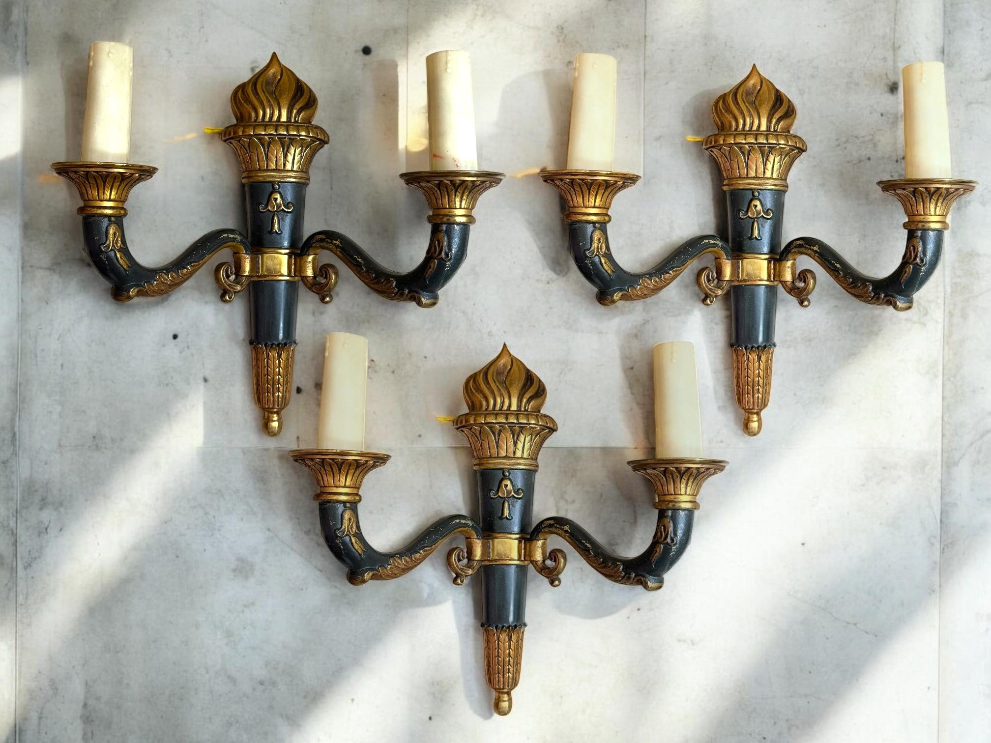 Juego de tres apliques de pared Antique French Empire 2 luces antorcha, Francia Imperio en venta