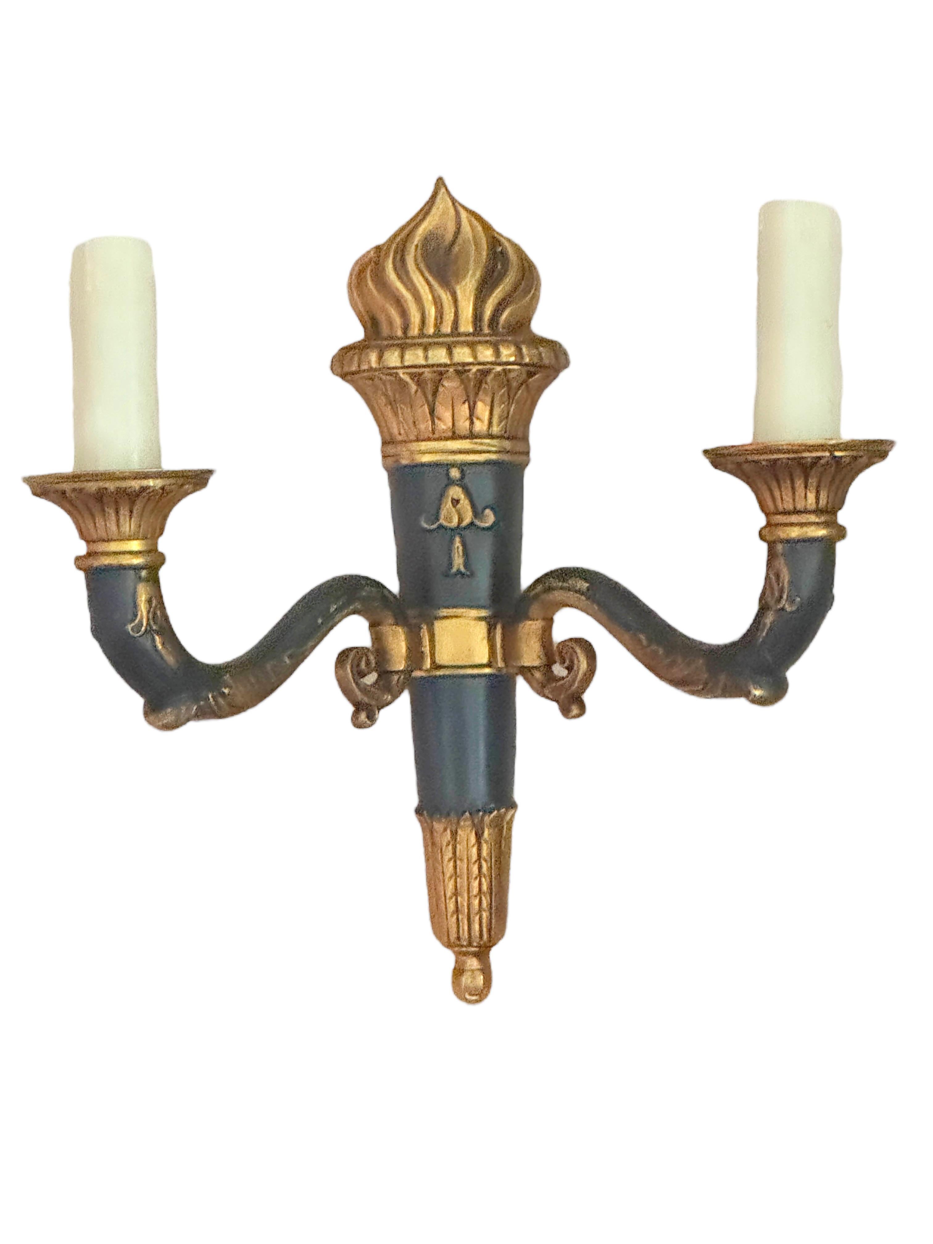 Juego de tres apliques de pared Antique French Empire 2 luces antorcha, Francia mediados del siglo XX en venta