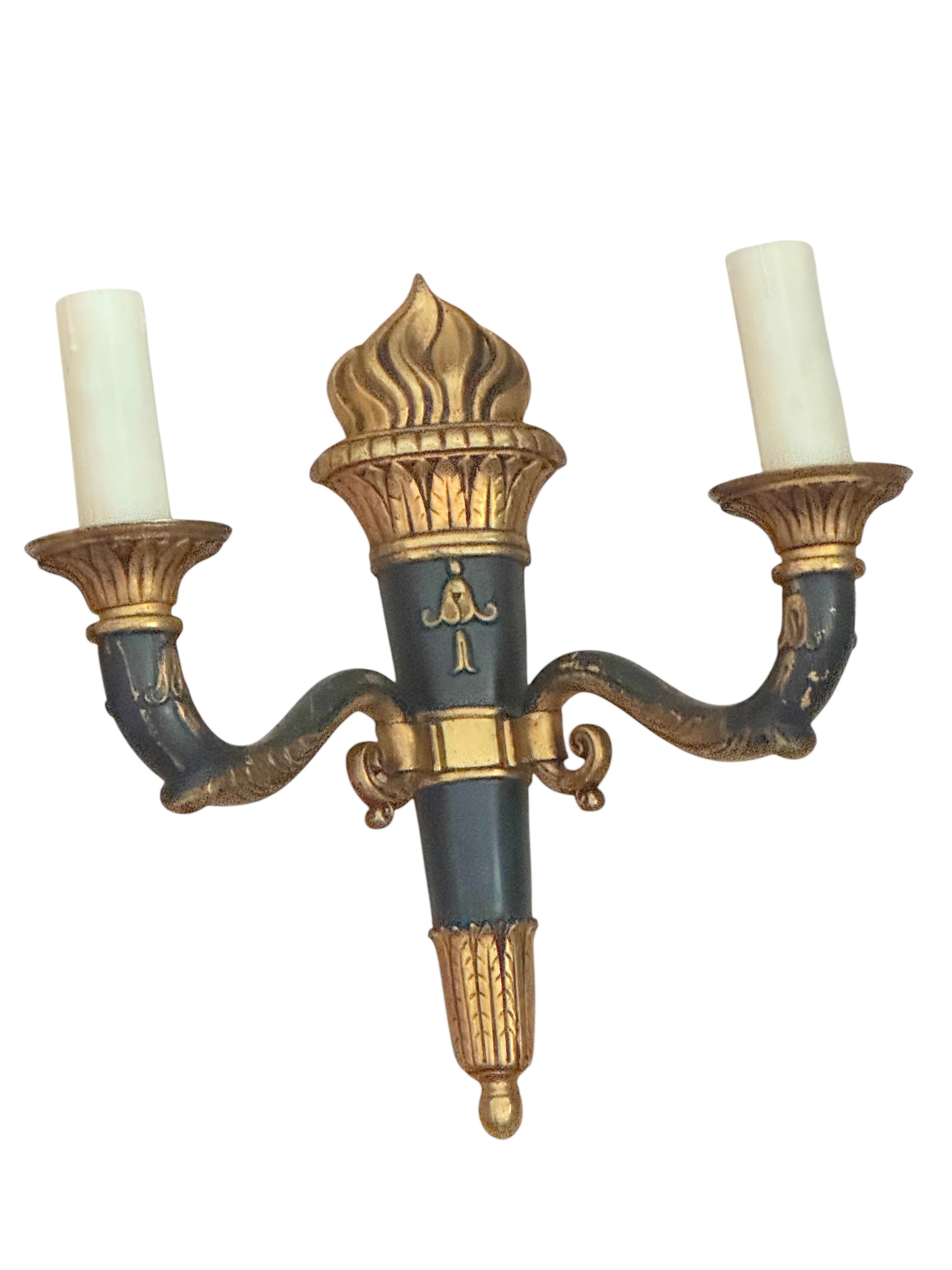 Juego de tres apliques de pared Antique French Empire 2 luces antorcha, Francia Bronce en venta