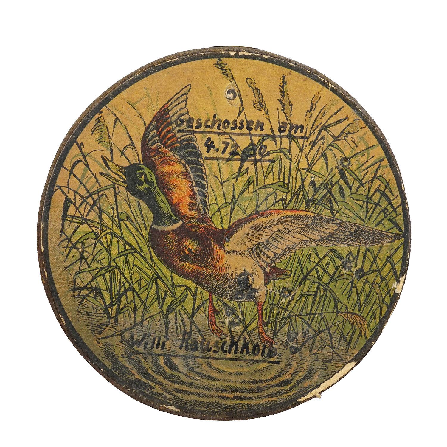 Set di tre targhe per bersagli antichi Germania anni '30

Un set di tre antichi bersagli per il tiro d'onore. I pannelli di legno sono decorati con stampe colorate che raffigurano un'anatra, uno stambecco e un cervo. Recano un'iscrizione scritta a