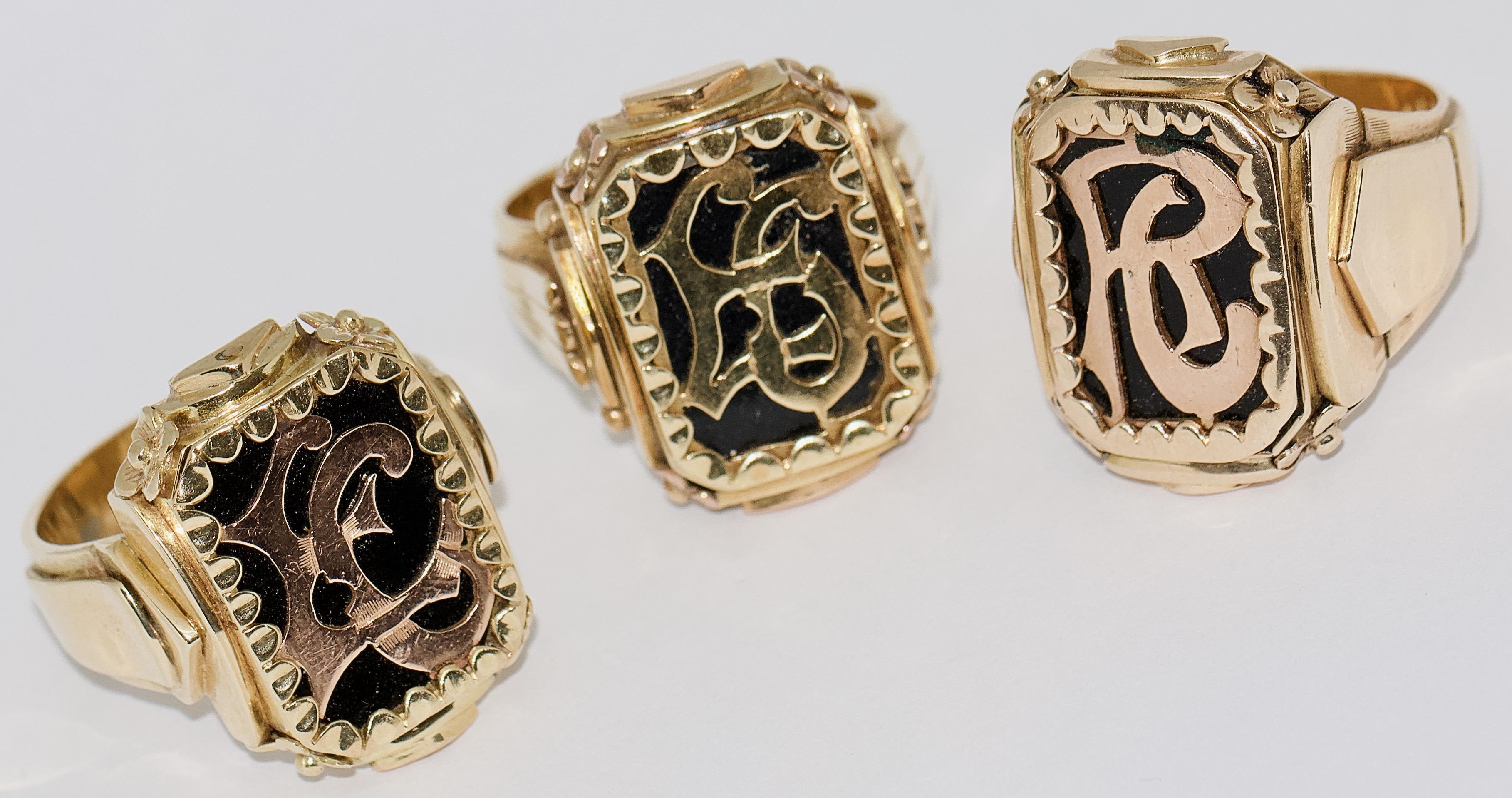 Set of three massive men's signet rings, 14 Karat gold with onyx.

Initials can be exchanged by any good goldsmith.
Ideal as family rings (grandfather, father and son), brothers, friendships or other alliances.

Age-related condition.
Including