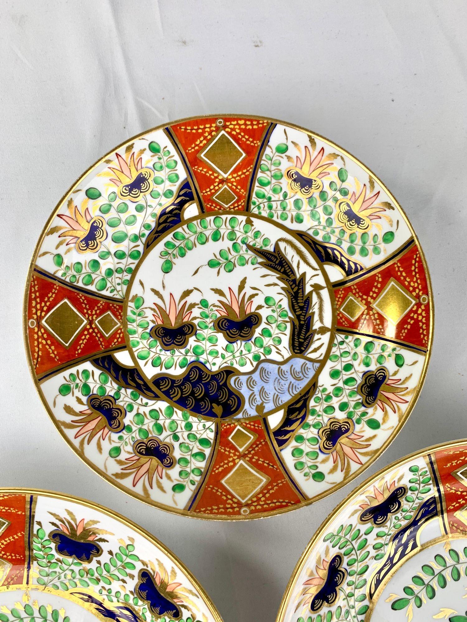 Set di tre piatti antichi in porcellana di Spode in stile Imari inglese Circa 1820 In condizioni ottime in vendita a Katonah, NY
