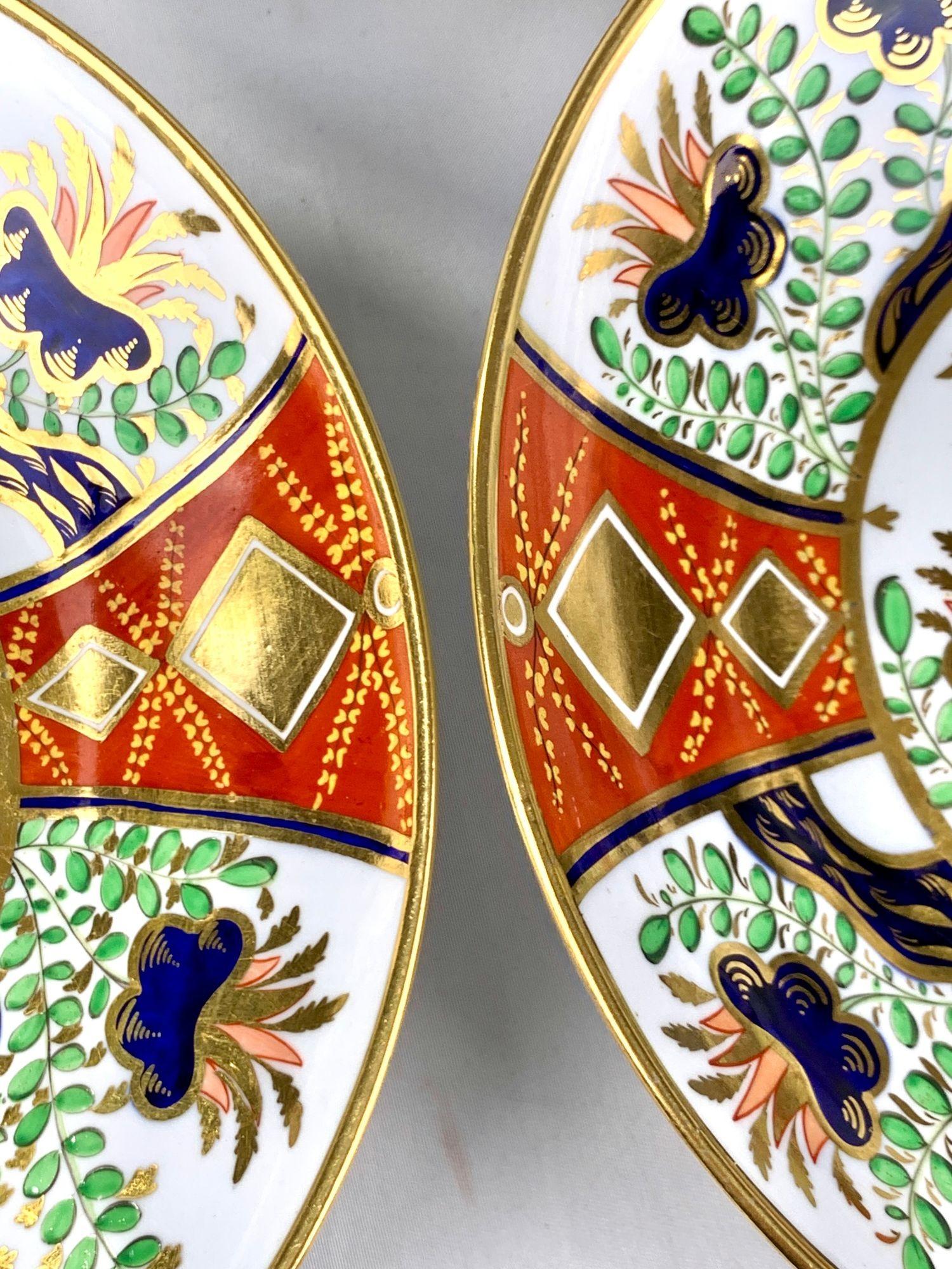 Set di tre piatti antichi in porcellana di Spode in stile Imari inglese Circa 1820 in vendita 1